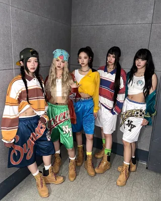 뉴진스가 말아주는 걸스힙합🌈😎
요즘 뜨거운 Y2K룩부터 뉴잭스윙까지 뉴진스 is 뭔들💛 이미지