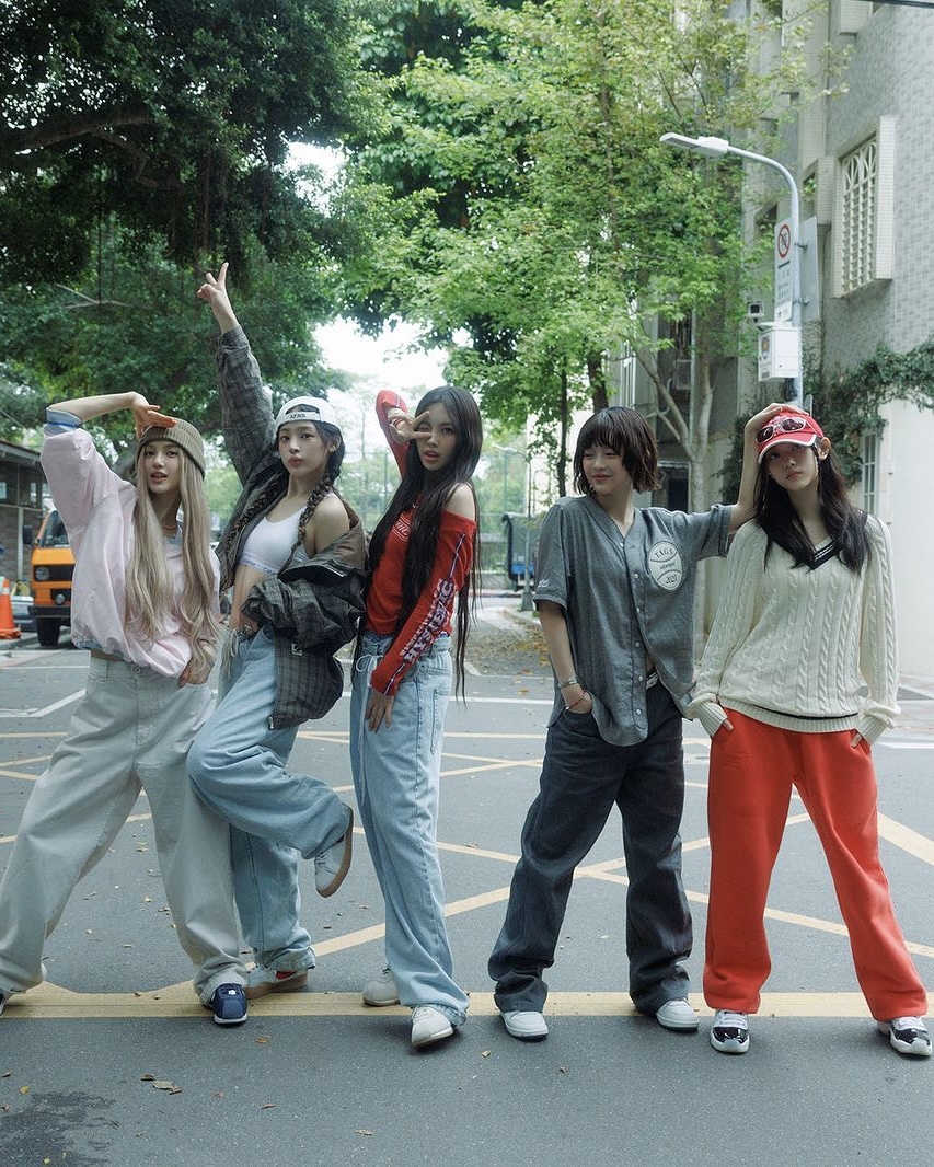 뉴진스가 말아주는 걸스힙합🌈😎
요즘 뜨거운 Y2K룩부터 뉴잭스윙까지 뉴진스 is 뭔들💛 이미지7