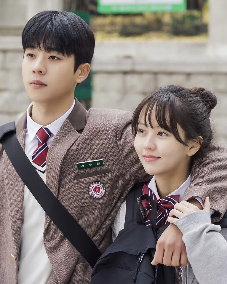 과몰입 시작된 첫사랑 로코❤️

tvN 새 드라마 ‘우연일까?’가 설렘과 공감을 배가한 김소현과 채종협의 케미에 뜨거운 호평이 쏟아지고 있습니다. ‘우연일까?’는 이홍주(김소현)와 강후영(채종협)의 열아홉 첫 만남부터 스물아홉 재회까지, 운명처럼 반복된 우연이 첫사랑 기억 소환 로맨스에 대한 기대감을 증폭시키며 시청자들의 마음을 단숨에 사로잡았는데요. 닐슨코리아에 따르면 전날 방영된 첫 화는 전국 가구 기준 평균 3.9% 최고 4.9%로 케이블과 종편을 포함한 동시간대 1위에 오르며 쾌조의 스타트를 알렸습니다. 이미지