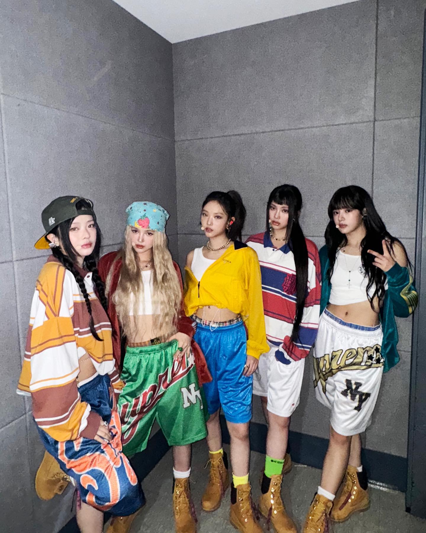 뉴진스가 말아주는 걸스힙합🌈😎
요즘 뜨거운 Y2K룩부터 뉴잭스윙까지 뉴진스 is 뭔들💛 이미지2