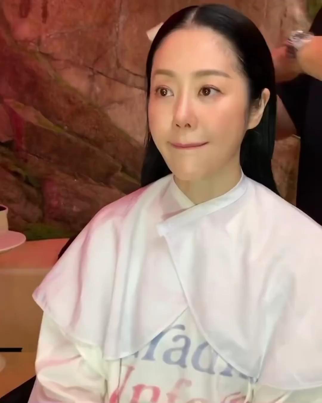 이 얼굴이 어떻게 연쇄살인마🥹🤍

고현정이 2025년 방송 예정인 SBS 드라마 ‘사마귀’ 출연을 확정했습니다. ‘사마귀’는 동명의 프랑스 드라마를 리메이크한 작품으로, 20년 전 5명의 남자를 잔혹하게 살해해 ‘사마귀’라는 별명이 붙은 여성 연쇄살인마 정이신(고현정)의 경찰 아들 차수열(장동윤)이 ‘사마귀’의 범행을 모방한 사건의 범인을 잡기 위해 평생 증오해 왔던 엄마와 협력 수사하는 이야기를 그린 범죄 스릴러인데요. 연쇄살인마 엄마와 경찰 아들의 협력 수사라는 파격적인 소재를, 두 배우가 어떤 열연과 호흡으로 완성할지 주목됩니다. 이미지