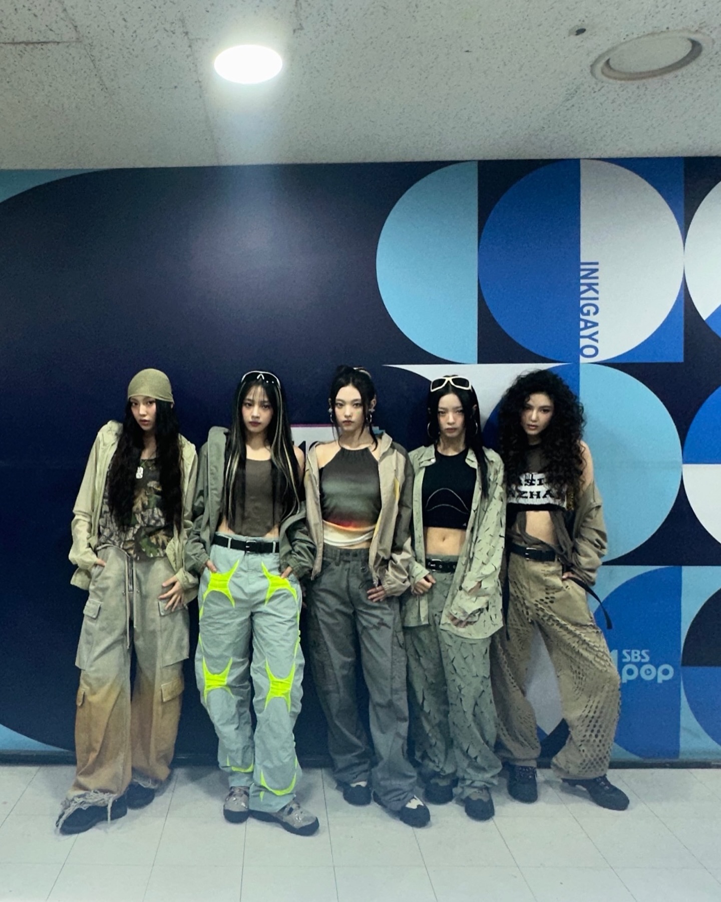 뉴진스가 말아주는 걸스힙합🌈😎
요즘 뜨거운 Y2K룩부터 뉴잭스윙까지 뉴진스 is 뭔들💛 이미지8