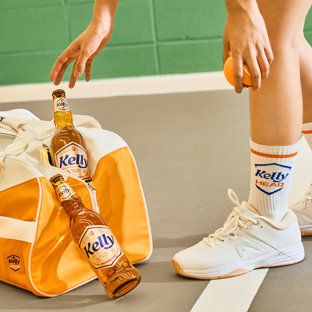 뜨거운 여름을 시원청량하게🍺🧡
핫한 두 브랜드 만남🎾켈리 x 헤드한정판 4종 스페셜 굿즈 #광고

하이트진로 켈리가 여름을 맞아 청량하고 액티브한 컬래버레이션을 진행합니다. 스포츠 웨어 브랜드 헤드와 협업하여 티셔츠, 보스턴백 등 한정판 의류 4종과 켈리x헤드 스페셜 잔, 테니스 라켓 오프너 2종 스페셜 굿즈를 선보인 것인데요. 켈리와 헤드의 쿨한 협업은 헤드 온라인 공식몰과 오프라인 매장, 그리고 무신사에서 만날 수 있습니다.

*경고 : 지나친 음주는 뇌졸중, 기억력 손상이나 치매를 유발합니다. 임신 중 음주는 기형아 출생 위험을 높입니다. 이미지