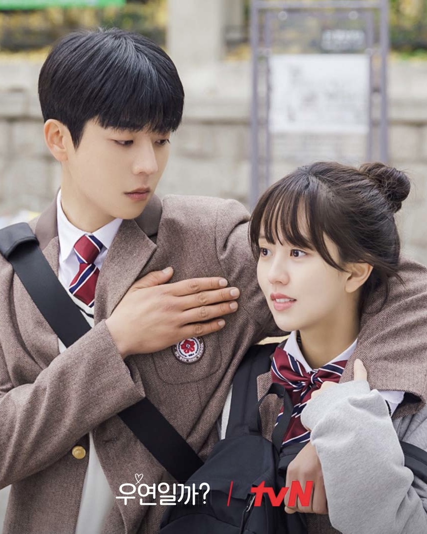 과몰입 시작된 첫사랑 로코❤️

tvN 새 드라마 ‘우연일까?’가 설렘과 공감을 배가한 김소현과 채종협의 케미에 뜨거운 호평이 쏟아지고 있습니다. ‘우연일까?’는 이홍주(김소현)와 강후영(채종협)의 열아홉 첫 만남부터 스물아홉 재회까지, 운명처럼 반복된 우연이 첫사랑 기억 소환 로맨스에 대한 기대감을 증폭시키며 시청자들의 마음을 단숨에 사로잡았는데요. 닐슨코리아에 따르면 전날 방영된 첫 화는 전국 가구 기준 평균 3.9% 최고 4.9%로 케이블과 종편을 포함한 동시간대 1위에 오르며 쾌조의 스타트를 알렸습니다. 이미지2