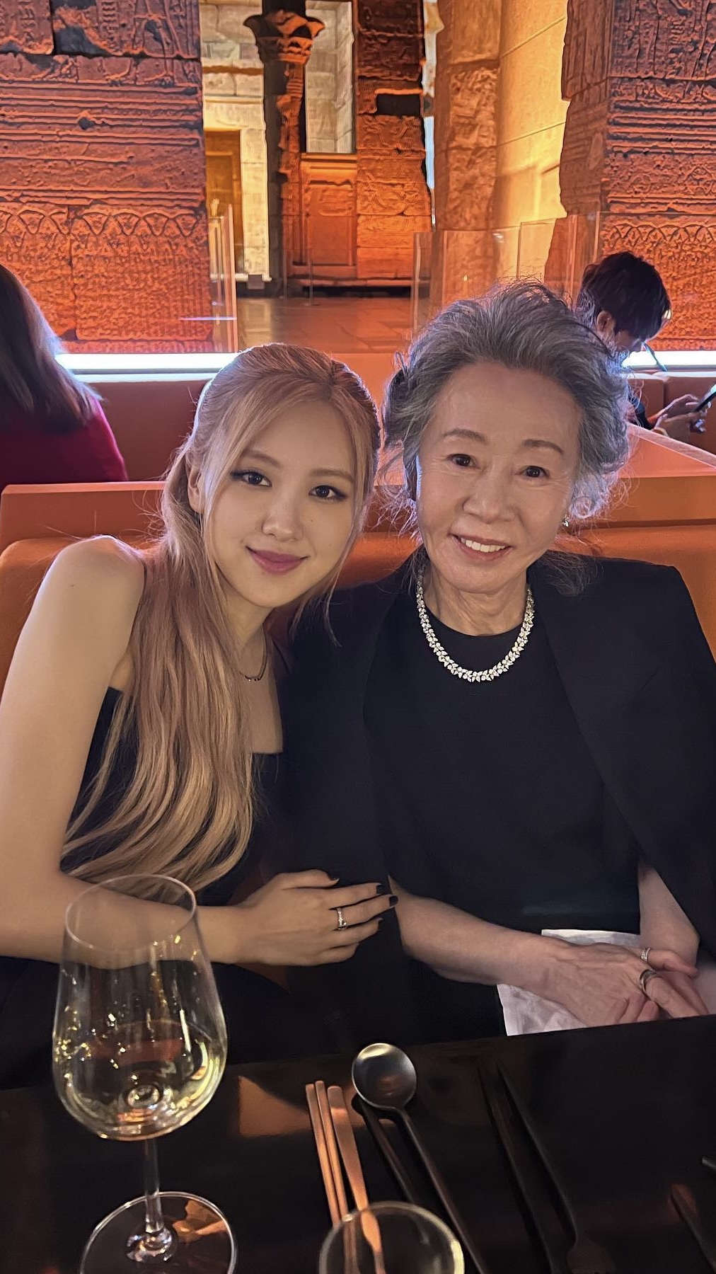 파친코 2에서 만나는 로제🩶

애플 TV가 로제의 ‘Viva La Vida’와 함께한 ‘파친코 시즌 2’ 예고편을 공개했습니다. 이번에 공개된 예고편은 1945년 오사카를 배경으로, 선자(김민하)와 한수(이민호)의 재회부터 김성규를 비롯한 시즌 2 뉴페이스 배우들의 모습까지 담고 있어 이목을 집중시키는데요. 여기에 전 세계 음악 차트를 휩쓴 블랙핑크 로제가 재해석한 ‘Viva La Vida’가 음악으로 사용돼 화제를 모으고 있죠. 로제가 부른 ‘Viva La Vida’는 예고편뿐 아니라, ‘파친코 시즌 2’의 마지막 에피소드 엔딩곡으로도 삽입되어 묵직한 여운을 전하는 피날레를 완성할 예정입니다. 이미지