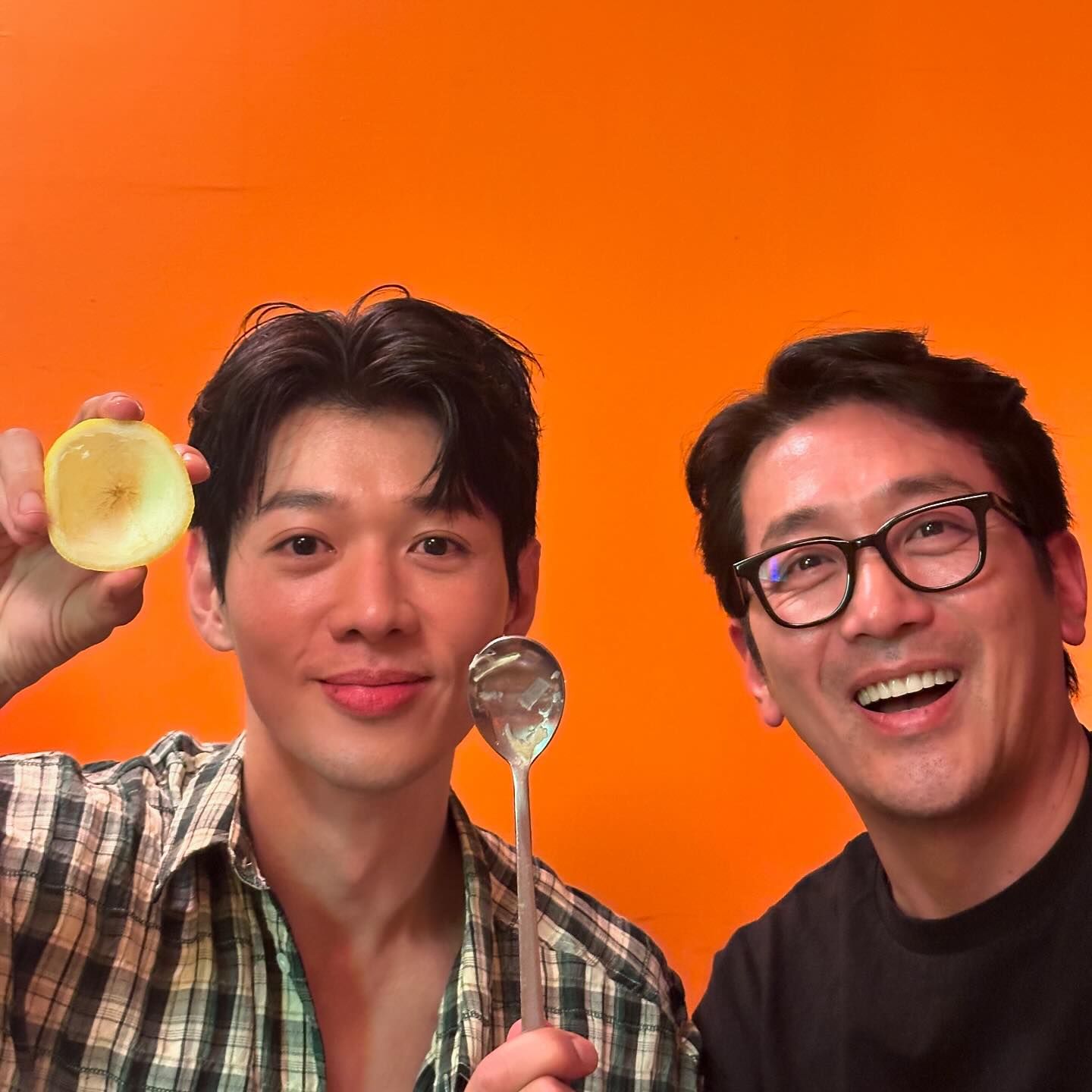 인스타 계정 개설한 하저씨🥔🧡

하정우가 데뷔 21년 만에 개인 인스타그램 계정을 개설했습니다. 그는 본인이 그린 작품 5개와 5촌 조카인 배우 문유강과 함께 찍은 사진을 공유했는데요. 이를 본 배우 황보라는 “우인이 큰아빠랑 사촌형. 사랑하는 우리 가족”이라는 댓글을 달기도 했죠. 하정우는 감자에 본인 얼굴이 합성된 유머스러운 프로필 사진과 장난스러운 자기 소개 글을 설정해, 앞으로 그가 인스타그램에서 어떤 모습을 보여줄지 기대가 모아지고 있습니다. 이미지