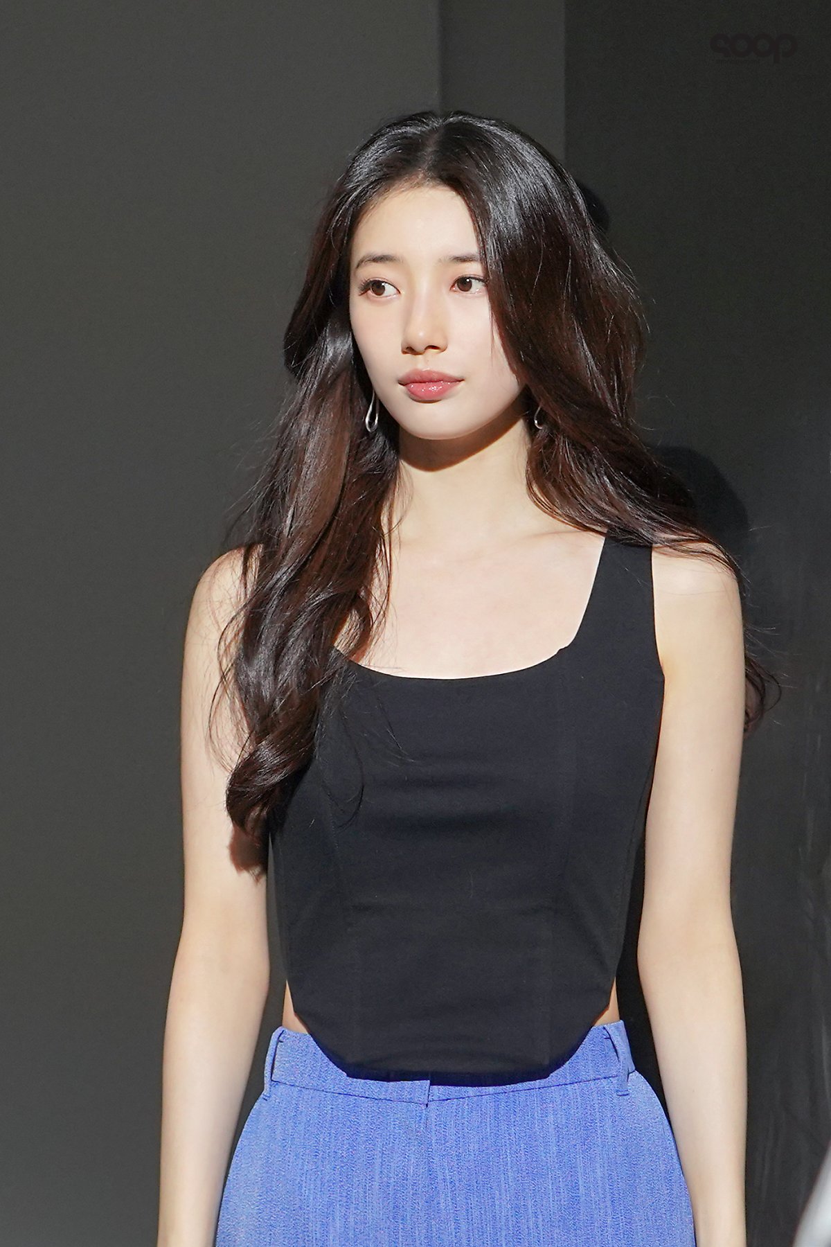 어쩜 비하인드컷도 예쁜 수지🤍💙

수지 소속사 매니지먼트 숲이 수지의 헤이딜러 광고 촬영 비하인드 사진을 공개했습니다. 사진에는 수지가 촬영 현장에서 진지하게 참여하고 있는 프로페셔널한 모습이 담겼는데요. 마치 한편의 영화 같다는 평이 있던 캠페인 영상의 비하인드 사진에서도 또렷한 이목구비와 단아한 비주얼로 시선을 사로잡았습니다. 이미지