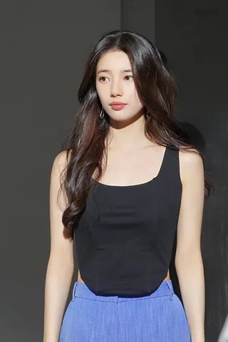 어쩜 비하인드컷도 예쁜 수지🤍💙
수지 소속사 매니지먼트 숲이 수지의 헤이딜러 광고 촬영 비하인드 사진을 공개했습니다. 사진에는 수지가 촬영 현장에서 진지하게 참여하고 있는 프로페셔널한 모습이 담겼는데요. 마치 한편의 영화 같다는 평이 있던 캠페인 영상의 비하인드 사진에서도 또렷한 이목구비와 단아한 비주얼로 시선을 사로잡았습니다. 이미지