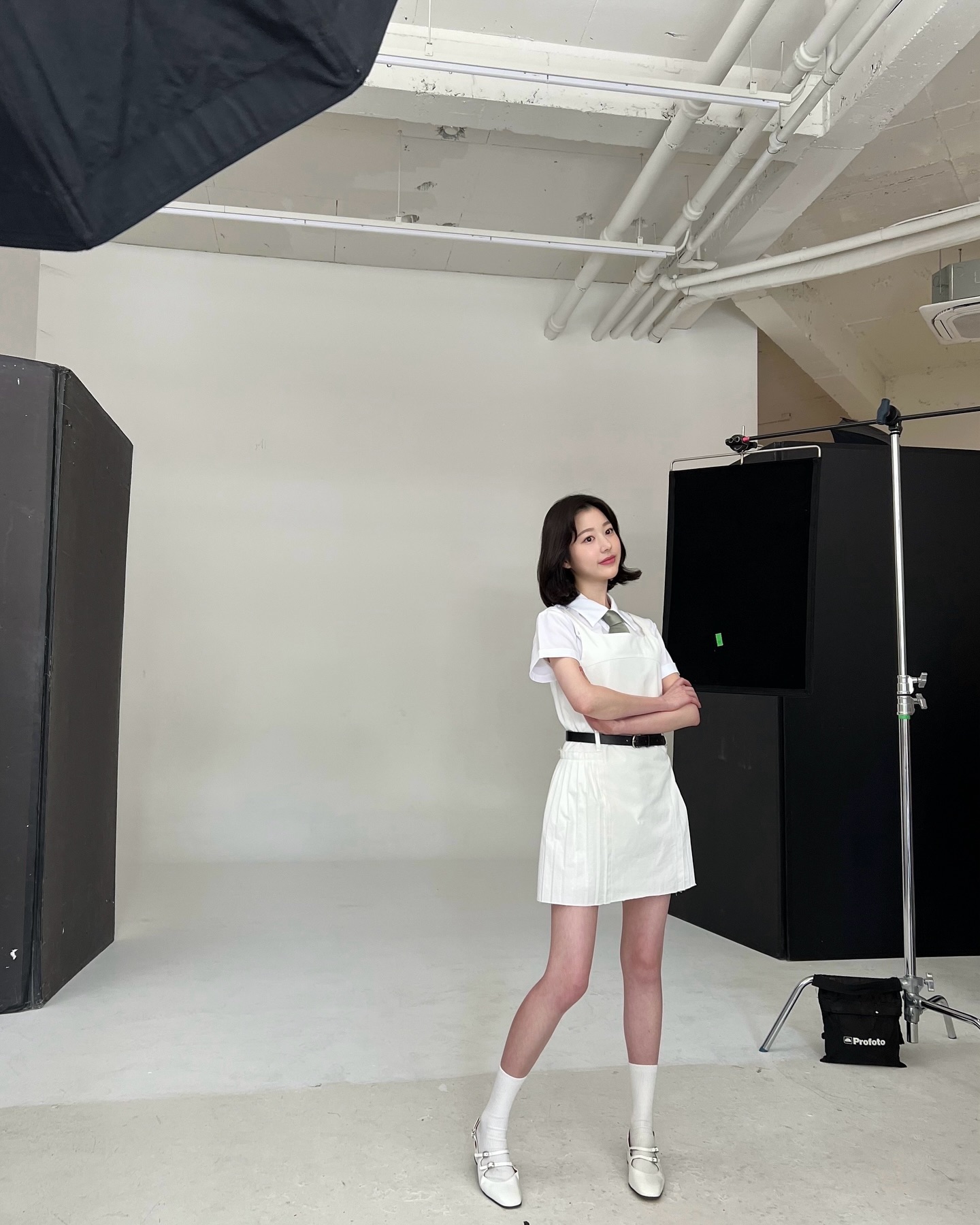 단발머리 찰떡이잖아🤍@장다아
화이트톤 원피스에 긱시크 안경으로 포인트👓✨ 이미지4