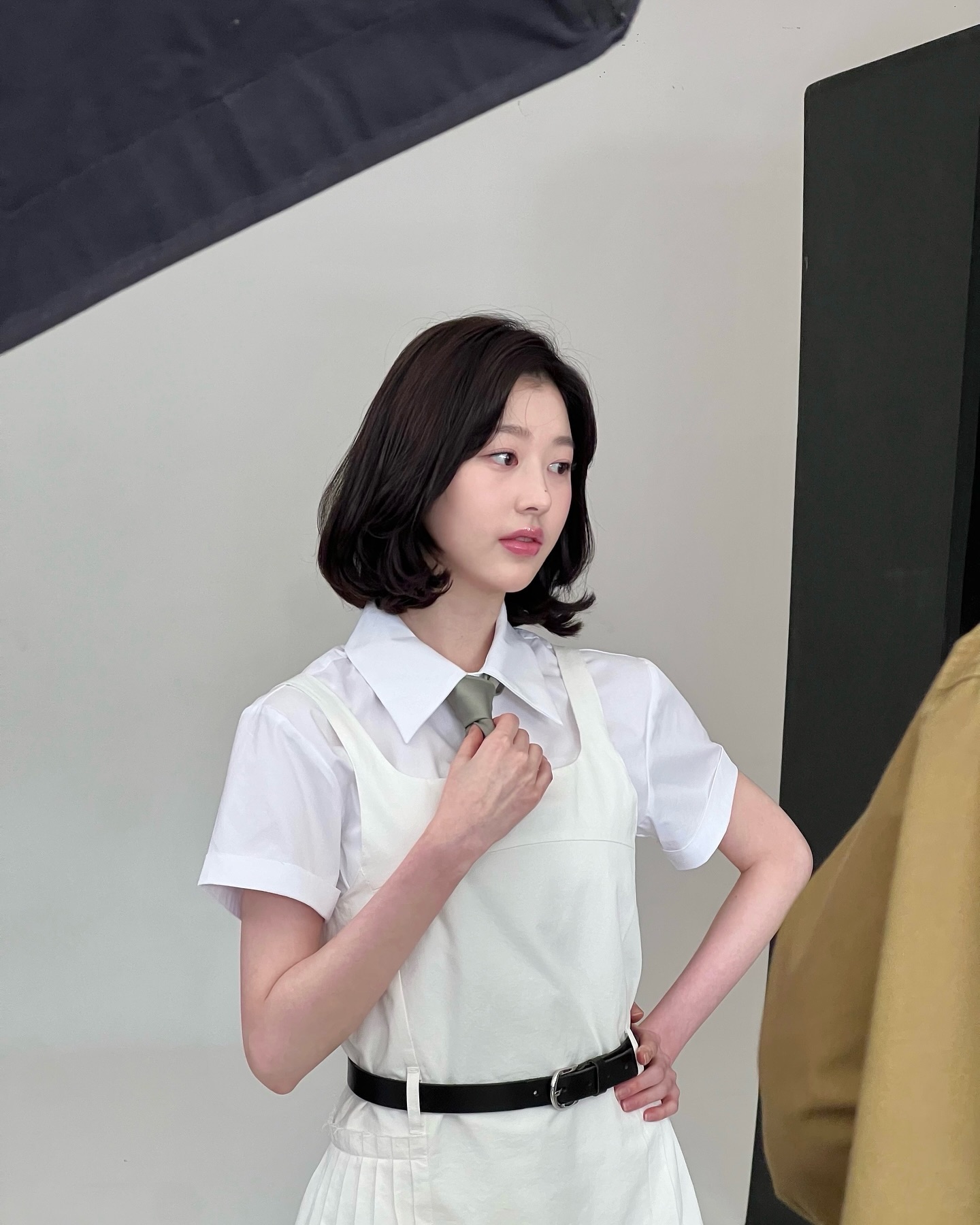 단발머리 찰떡이잖아🤍@장다아
화이트톤 원피스에 긱시크 안경으로 포인트👓✨ 이미지6
