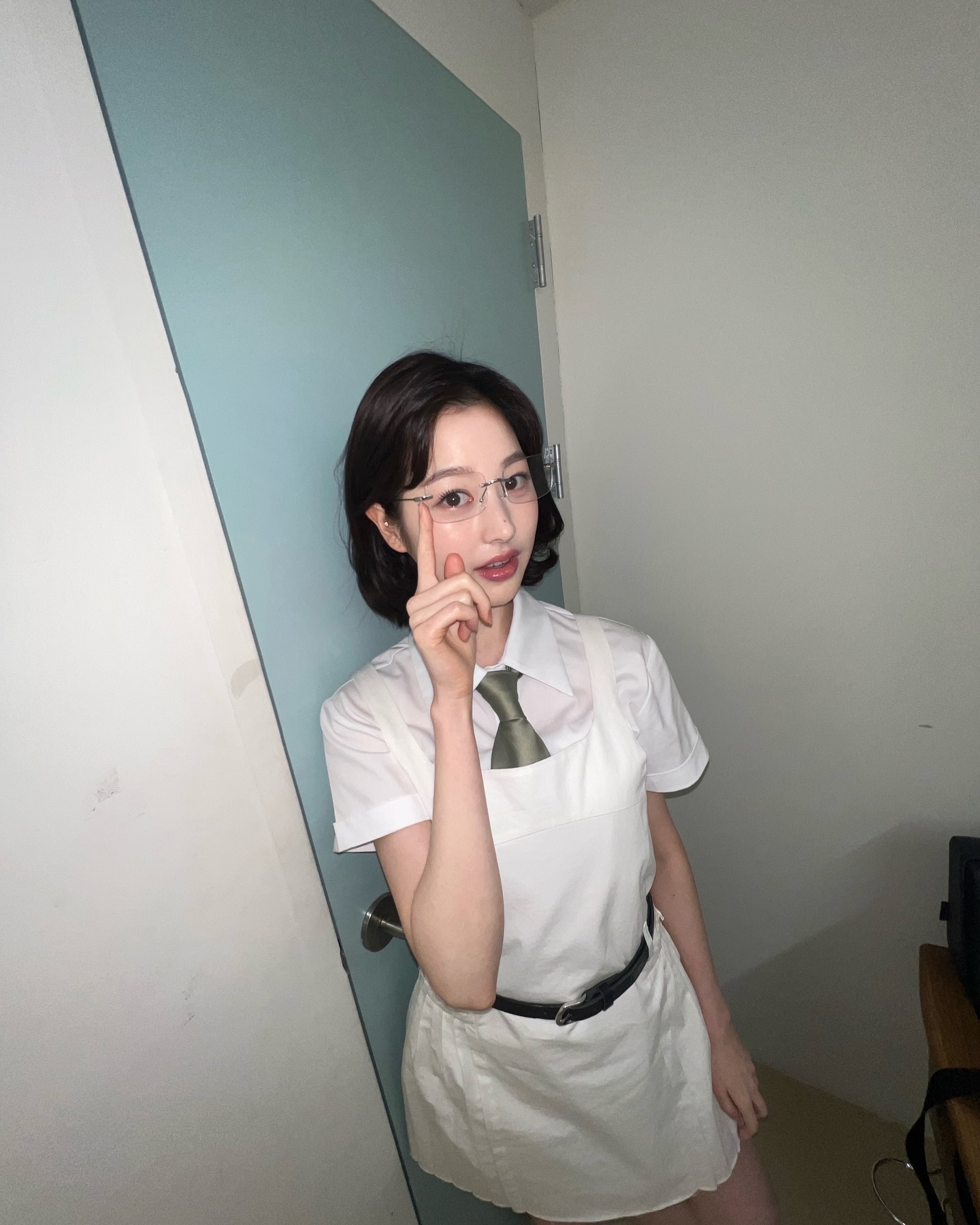 단발머리 찰떡이잖아🤍@장다아
화이트톤 원피스에 긱시크 안경으로 포인트👓✨ 이미지5