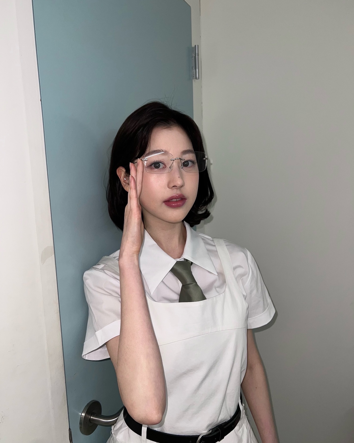 단발머리 찰떡이잖아🤍@장다아
화이트톤 원피스에 긱시크 안경으로 포인트👓✨ 이미지2