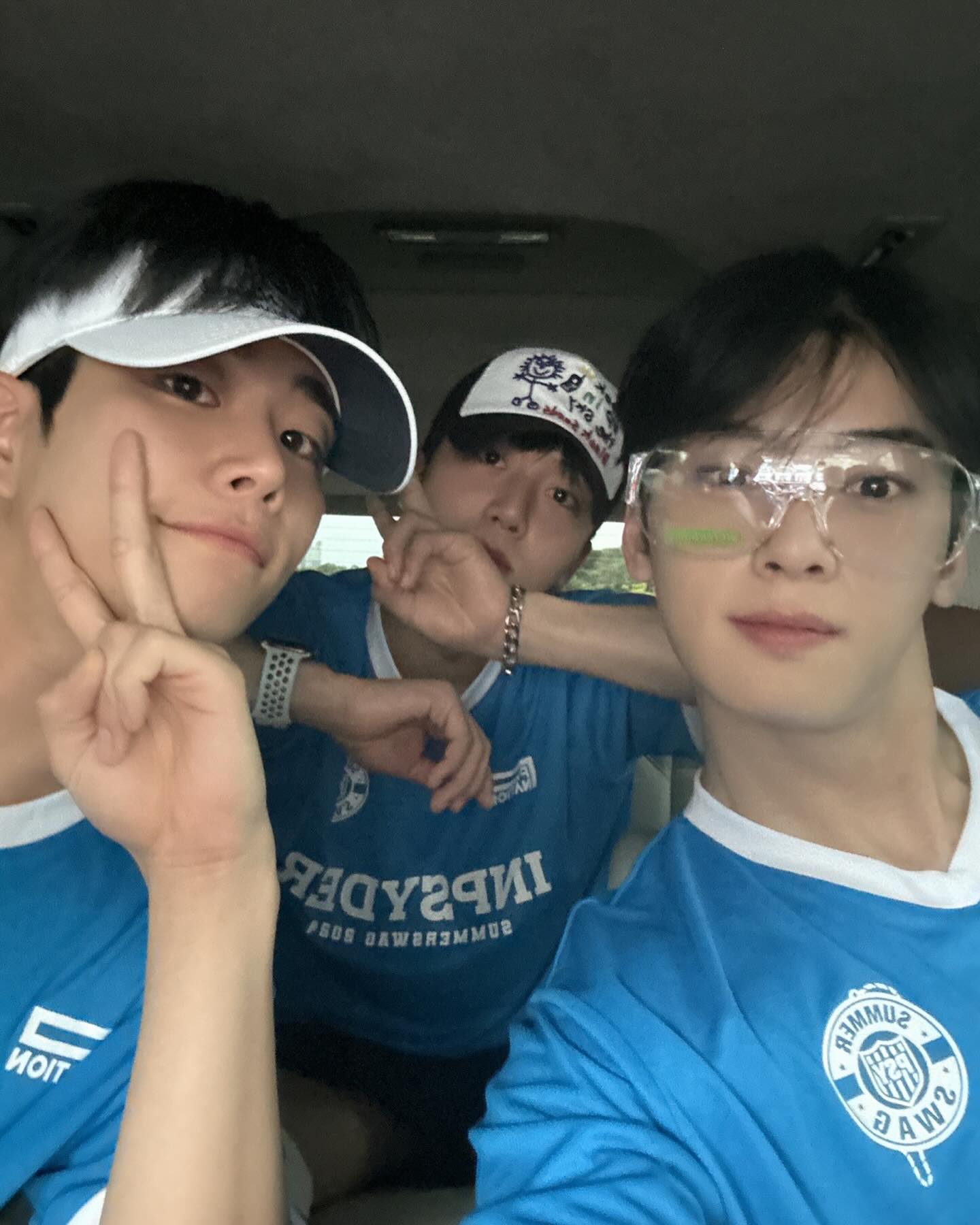 차은우 비주얼 어떡하지 진짜💦💙

차은우가 싸이의 콘서트 ‘싸이 흠뻑쇼 SUMMER SWAG 2024’ 비하인드 사진을 공개했습니다. 차은우는 박지환과 함께 올해의 인트로 주인공으로 흠뻑쇼 오프닝을 장식했는데요. 신남이 느껴지는 영상과 함께 청량한 분위기를 자랑하는 차은우의 모습이 다시 한번 시선을 끌었습니다. 이미지5