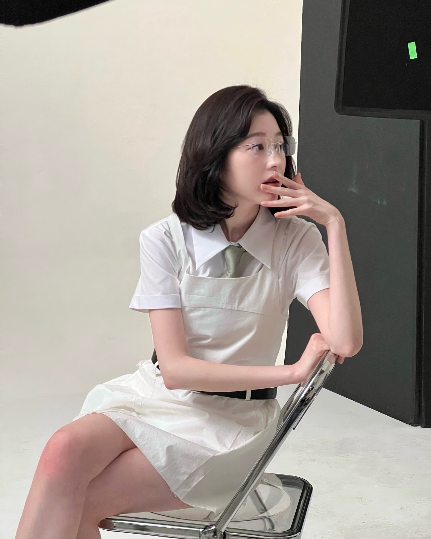 단발머리 찰떡이잖아🤍@장다아
화이트톤 원피스에 긱시크 안경으로 포인트👓✨ 이미지3