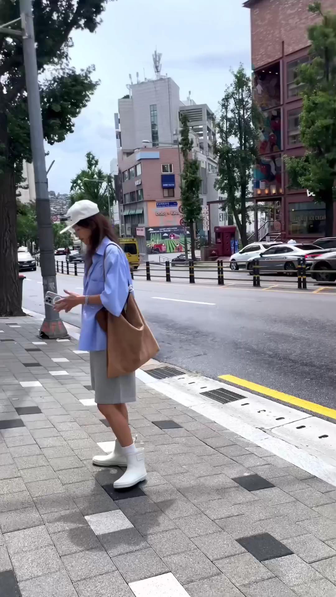 장마철 코디는 정안언니처럼☔️🤍
트렌드인 농구바지에 미들 레인부츠👢갤뎁 모자로 포인트🧢 이미지