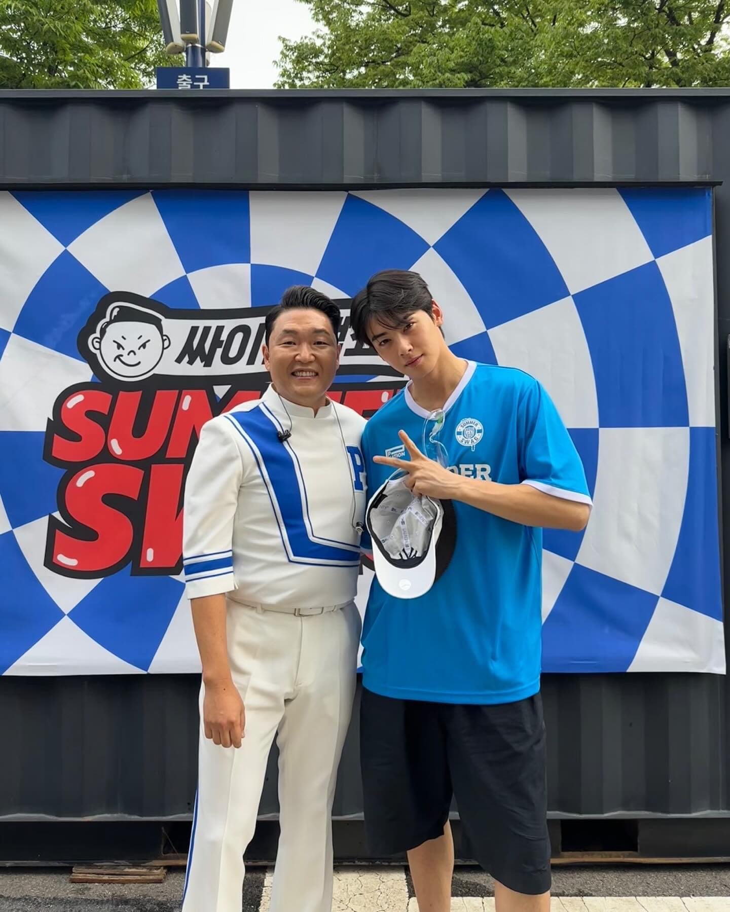 차은우 비주얼 어떡하지 진짜💦💙  차은우가 싸이의 콘서트 ‘싸이 흠뻑쇼 SUMMER SWAG 2024’ 비하인드 사진을 공개했습니다. 차은우는 박지환과 함께 올해의 인트로 주인공으로 흠뻑쇼 오프닝을 장식했는데요. 신남이 느껴지는 영상과 함께 청량한 분위기를 자랑하는 차은우의 모습이 다시 한번 시선을 끌었습니다. 이미지