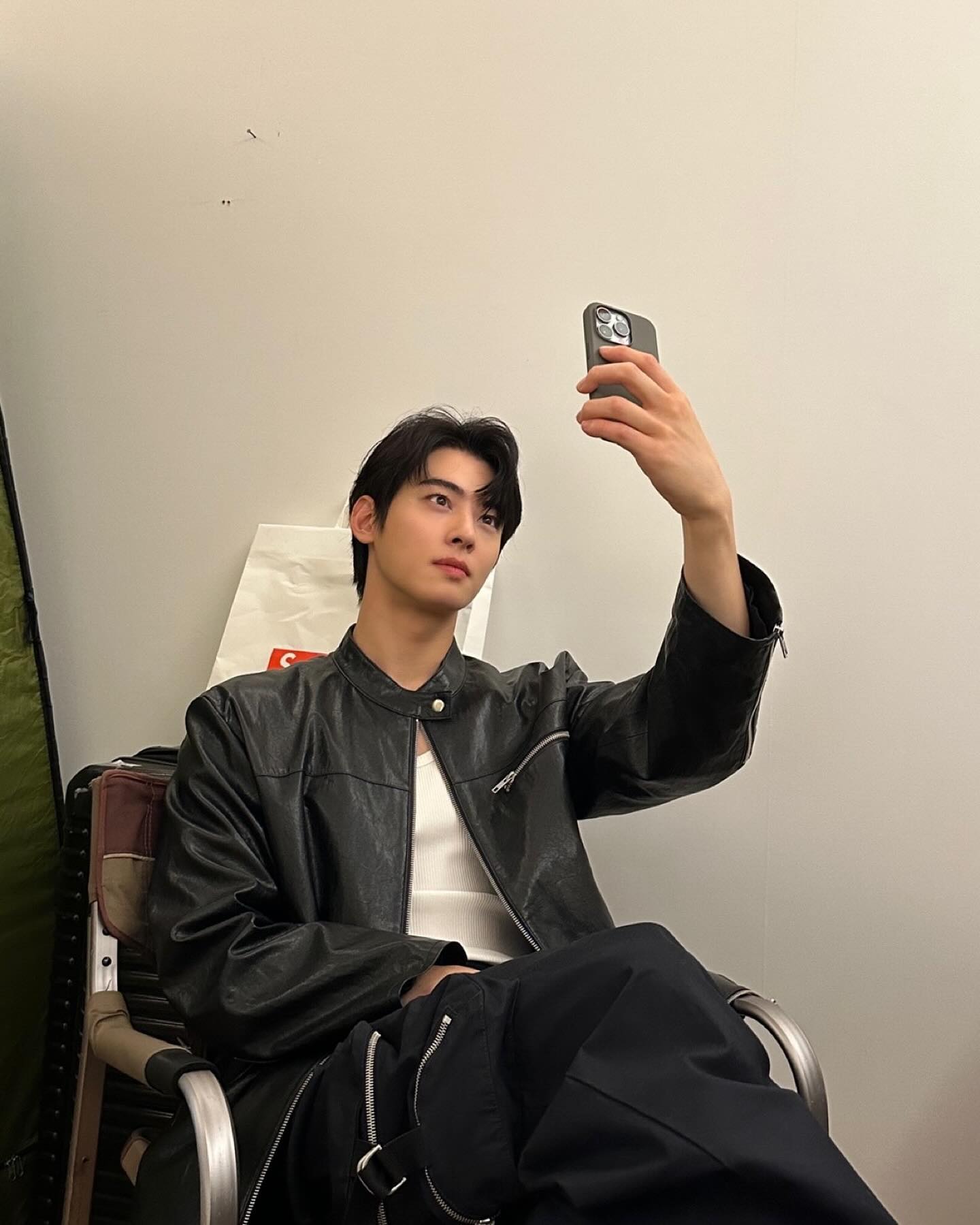 차은우 비주얼 어떡하지 진짜💦💙

차은우가 싸이의 콘서트 ‘싸이 흠뻑쇼 SUMMER SWAG 2024’ 비하인드 사진을 공개했습니다. 차은우는 박지환과 함께 올해의 인트로 주인공으로 흠뻑쇼 오프닝을 장식했는데요. 신남이 느껴지는 영상과 함께 청량한 분위기를 자랑하는 차은우의 모습이 다시 한번 시선을 끌었습니다. 이미지2