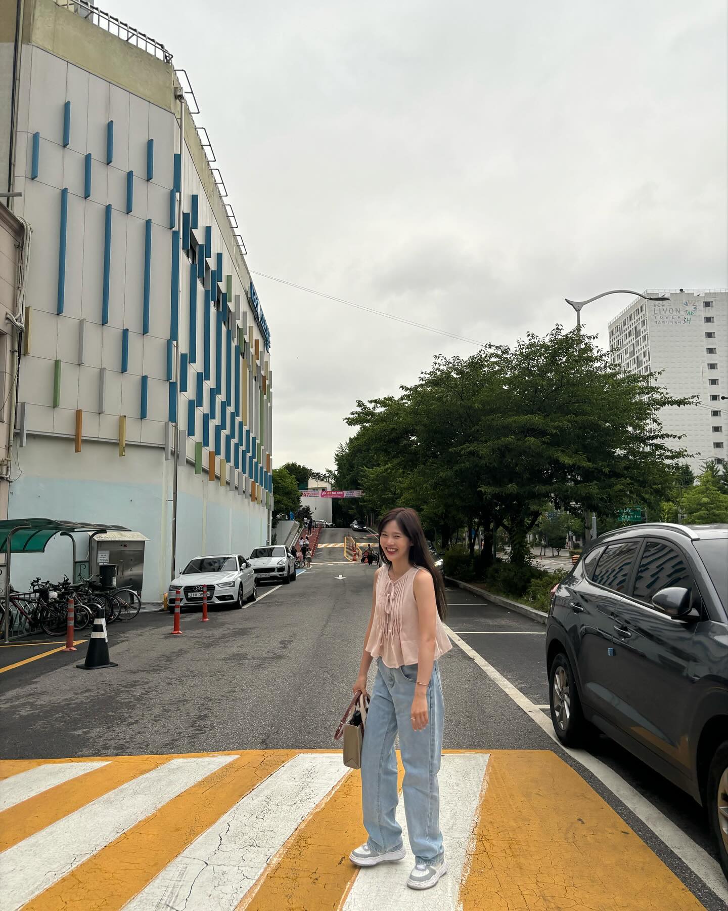 한창 더울 중복🐔옷차림도 가볍게
한여름 블라우스는 민소매로 러블리하게 코디 고민 해결☀️🤍 이미지6