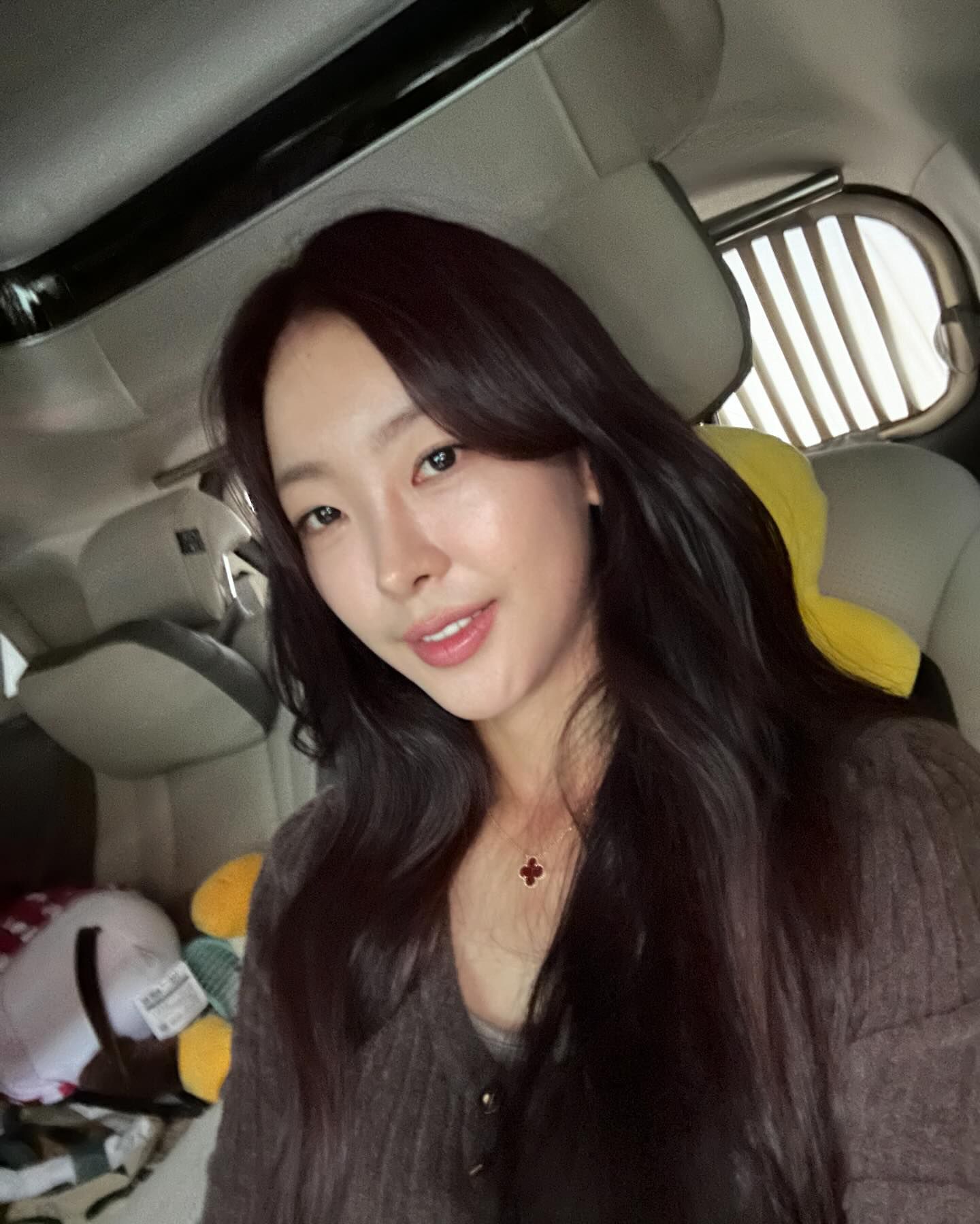 셀럽들의 애착 브랜드 목걸이📿✨
브랜드 시그니처 펜던트로 스타일링에 확실한 포인트💎@이뻐

1. 비비안 웨스트우드 ORB 목걸이

2. 불가리 비제로원 네크리스

3. 에르메스 팝아슈

4. 반클리프 아펠 빈티지 알함브라 펜던트 이미지8