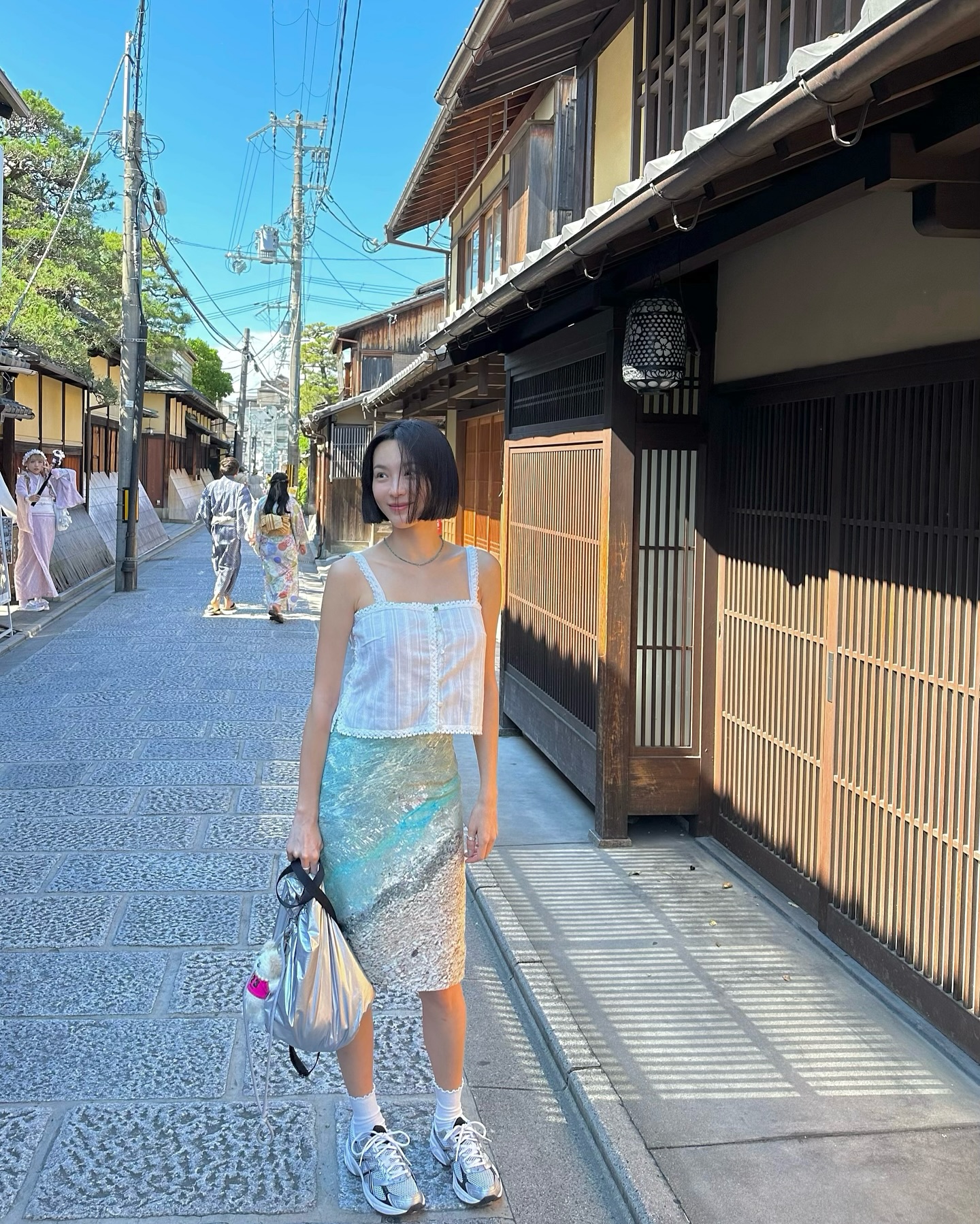 한창 더울 중복🐔옷차림도 가볍게
한여름 블라우스는 민소매로 러블리하게 코디 고민 해결☀️🤍 이미지3