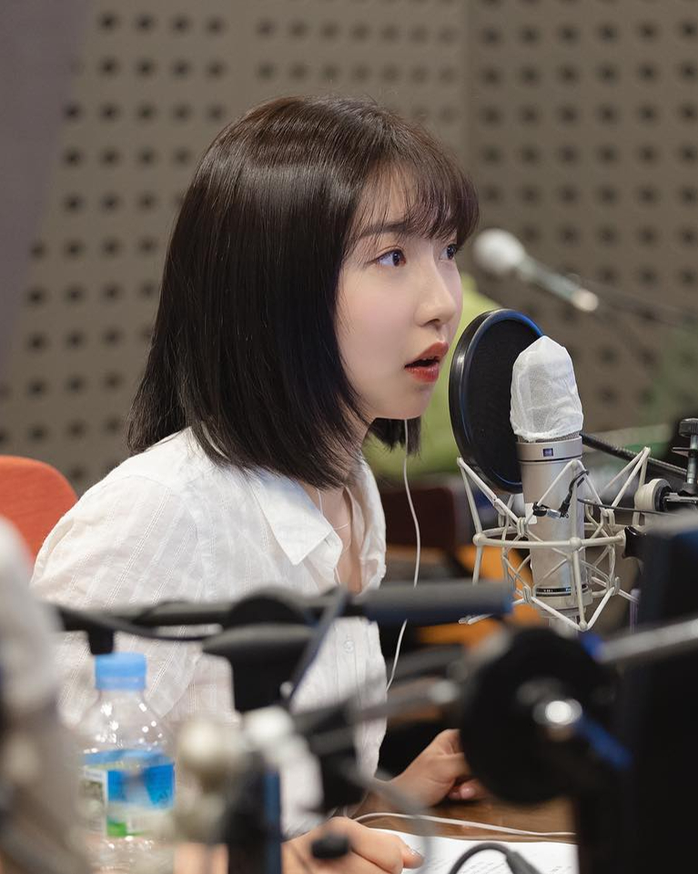 주현영 이번엔 라디오 DJ다🎧🤍

주현영이 8월 5일부터 SBS 파워FM ‘최화정의 파워타임’ 후속 프로그램인 ‘12시엔 주현영’의 DJ로 나섭니다. 제작진은 “누구나 반할 수밖에 없는 특유의 매력과 유일무이한 개성을 겸비했으며 라디오 진행자로서의 필수 조건인 상큼한 음성, 뛰어난 연기력, 다채로운 인생 경험뿐만 아니라 청취자들에게 진심으로 다가서는 친화력까지 모두 갖춘 최고의 적임자”라며 주현영을 발탁한 이유를 설명했는데요. 수준급 목소리 연기로 신선한 재미를 전하는 완벽한 ‘예능형 라디오 프로그램’이 탄생할 것이라는 기대가 모이고 있습니다. 이미지2
