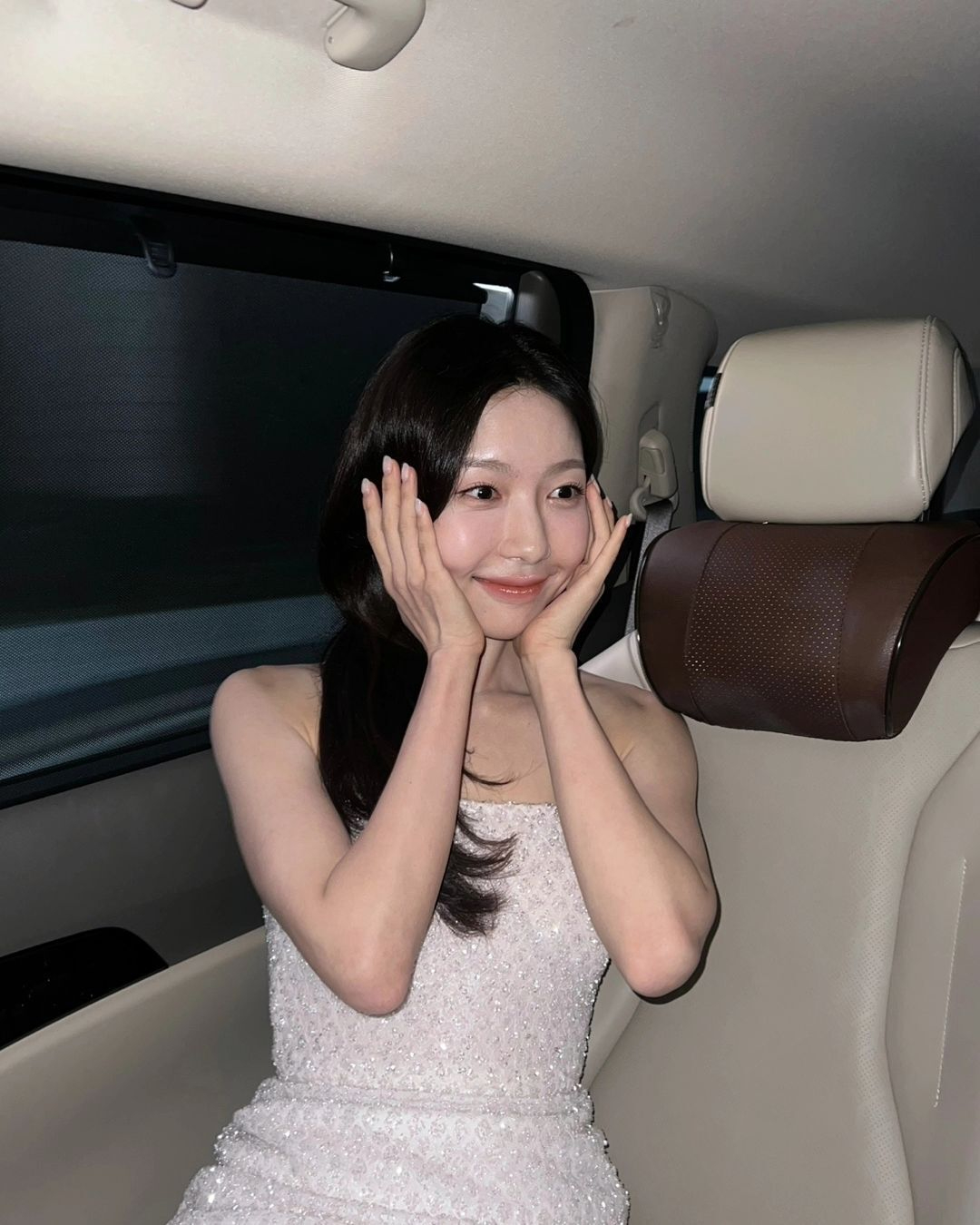 주현영 이번엔 라디오 DJ다🎧🤍

주현영이 8월 5일부터 SBS 파워FM ‘최화정의 파워타임’ 후속 프로그램인 ‘12시엔 주현영’의 DJ로 나섭니다. 제작진은 “누구나 반할 수밖에 없는 특유의 매력과 유일무이한 개성을 겸비했으며 라디오 진행자로서의 필수 조건인 상큼한 음성, 뛰어난 연기력, 다채로운 인생 경험뿐만 아니라 청취자들에게 진심으로 다가서는 친화력까지 모두 갖춘 최고의 적임자”라며 주현영을 발탁한 이유를 설명했는데요. 수준급 목소리 연기로 신선한 재미를 전하는 완벽한 ‘예능형 라디오 프로그램’이 탄생할 것이라는 기대가 모이고 있습니다. 이미지