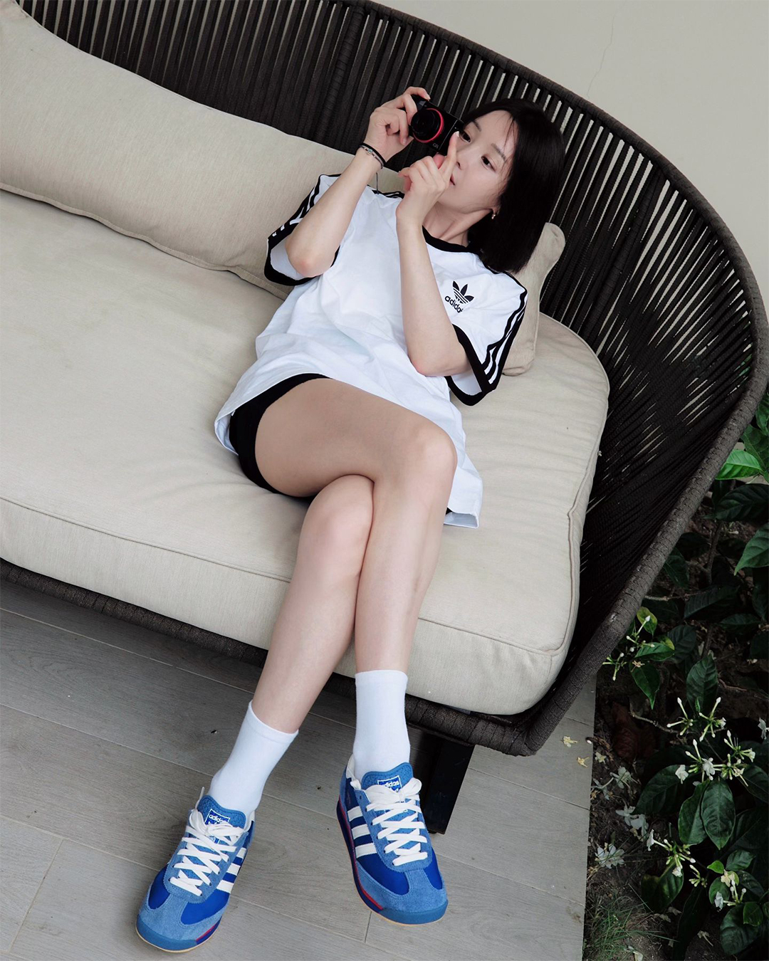 셀럽들의 운동화 컬러 픽💙@블루  1. 남규리 - 아디다스 SL 72 RS 블루 코어 화이트, 12만 9천 원.  2. 신현지 - 아디다스 가젤 인도어 블루 버드, 15만 9천 원.  3. 곽지영 - 나이키 와플 트레이너 2 미디움 블루 유니버시티 골드, 10만 9천 원.  4. 류다인 - 아디다스 핸드볼 스페지알 컬리지에이트 네이비, 13만 9천 원. 이미지