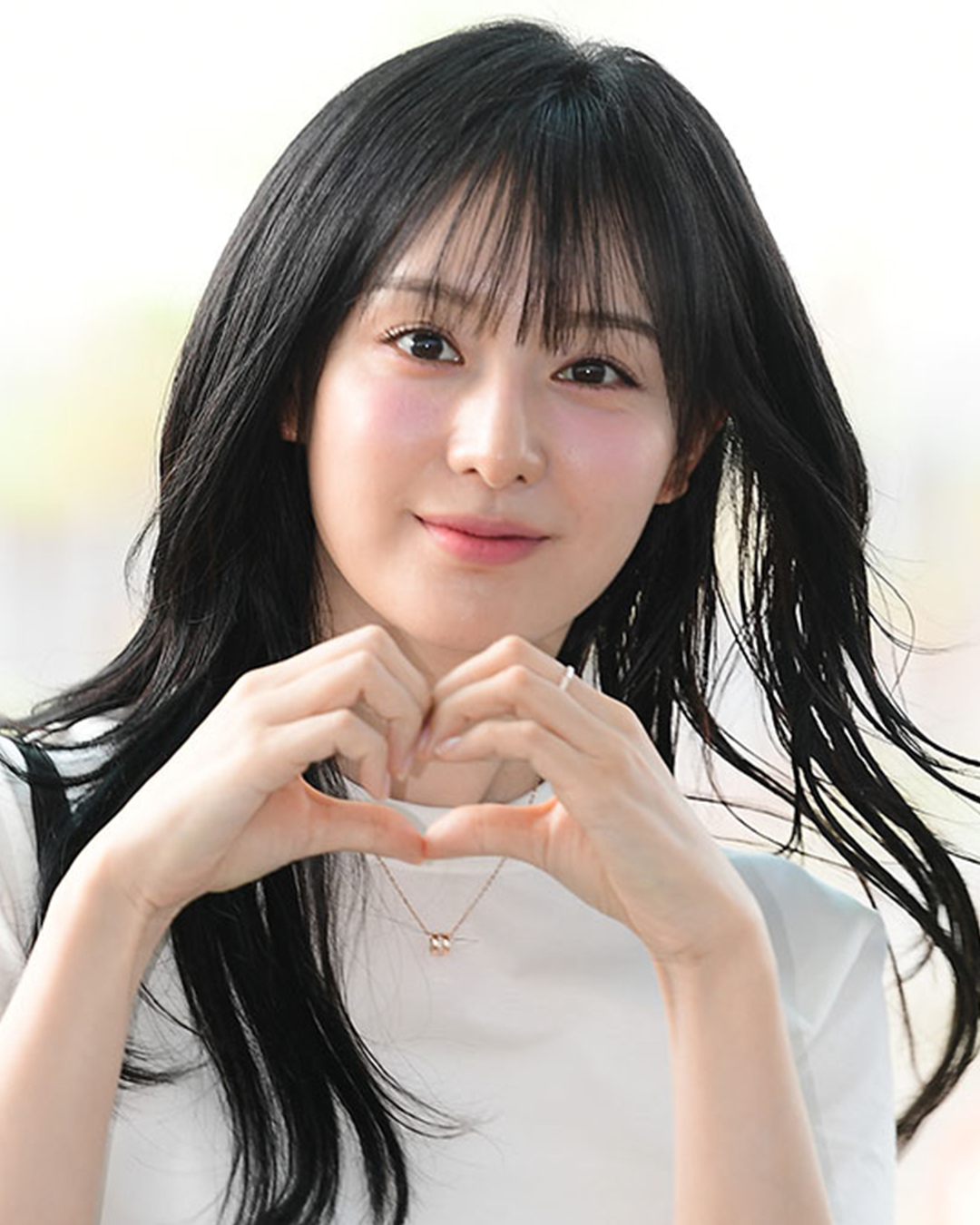 셀럽들의 애착 브랜드 목걸이📿✨
브랜드 시그니처 펜던트로 스타일링에 확실한 포인트💎@이뻐

1. 비비안 웨스트우드 ORB 목걸이

2. 불가리 비제로원 네크리스

3. 에르메스 팝아슈

4. 반클리프 아펠 빈티지 알함브라 펜던트 이미지4