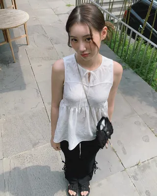한창 더울 중복🐔옷차림도 가볍게
한여름 블라우스는 민소매로 러블리하게 코디 고민 해결☀️🤍 이미지