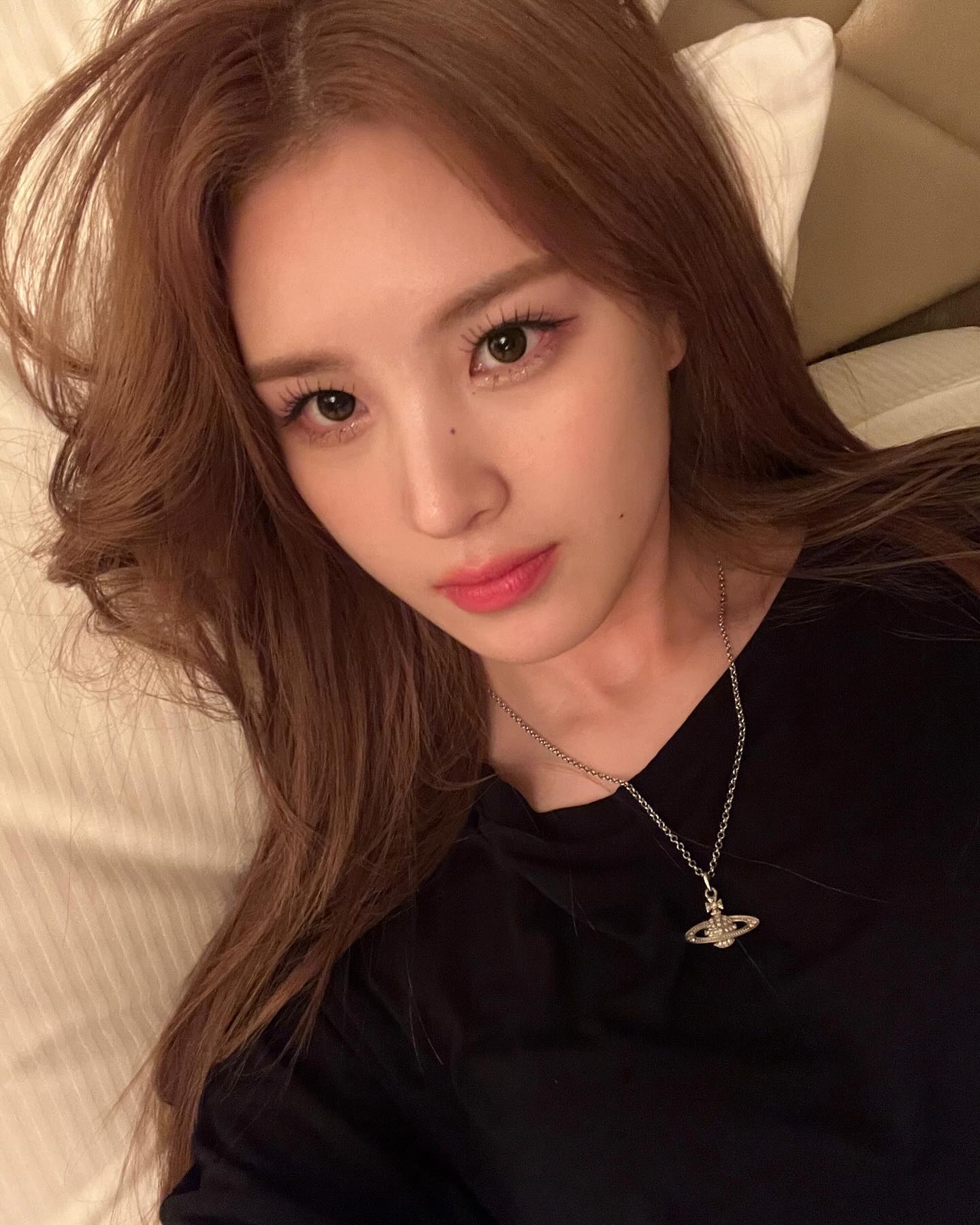 셀럽들의 애착 브랜드 목걸이📿✨
브랜드 시그니처 펜던트로 스타일링에 확실한 포인트💎@이뻐

1. 비비안 웨스트우드 ORB 목걸이

2. 불가리 비제로원 네크리스

3. 에르메스 팝아슈

4. 반클리프 아펠 빈티지 알함브라 펜던트 이미지