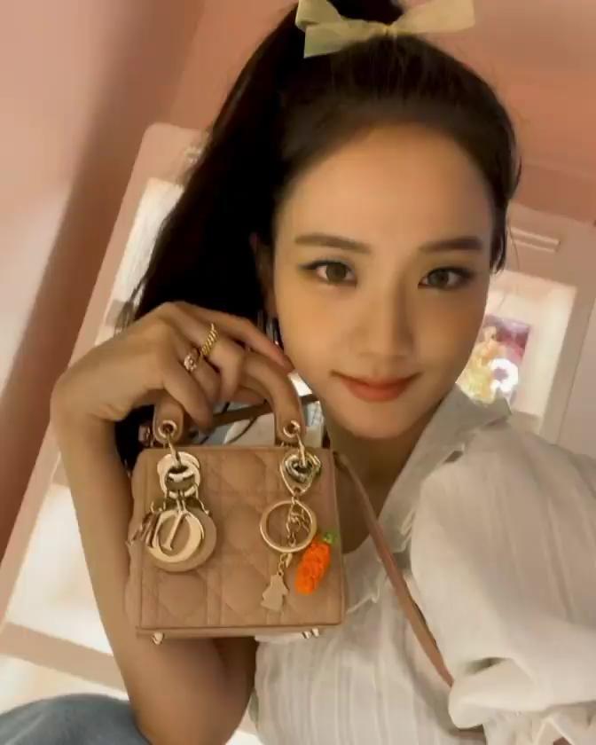 언니들 럭셔리 까르띠에 반지💍✨
클래쉬 드 까르띠에💎 스터드 쉐입이 시크하고 고급져👍🏻 이미지