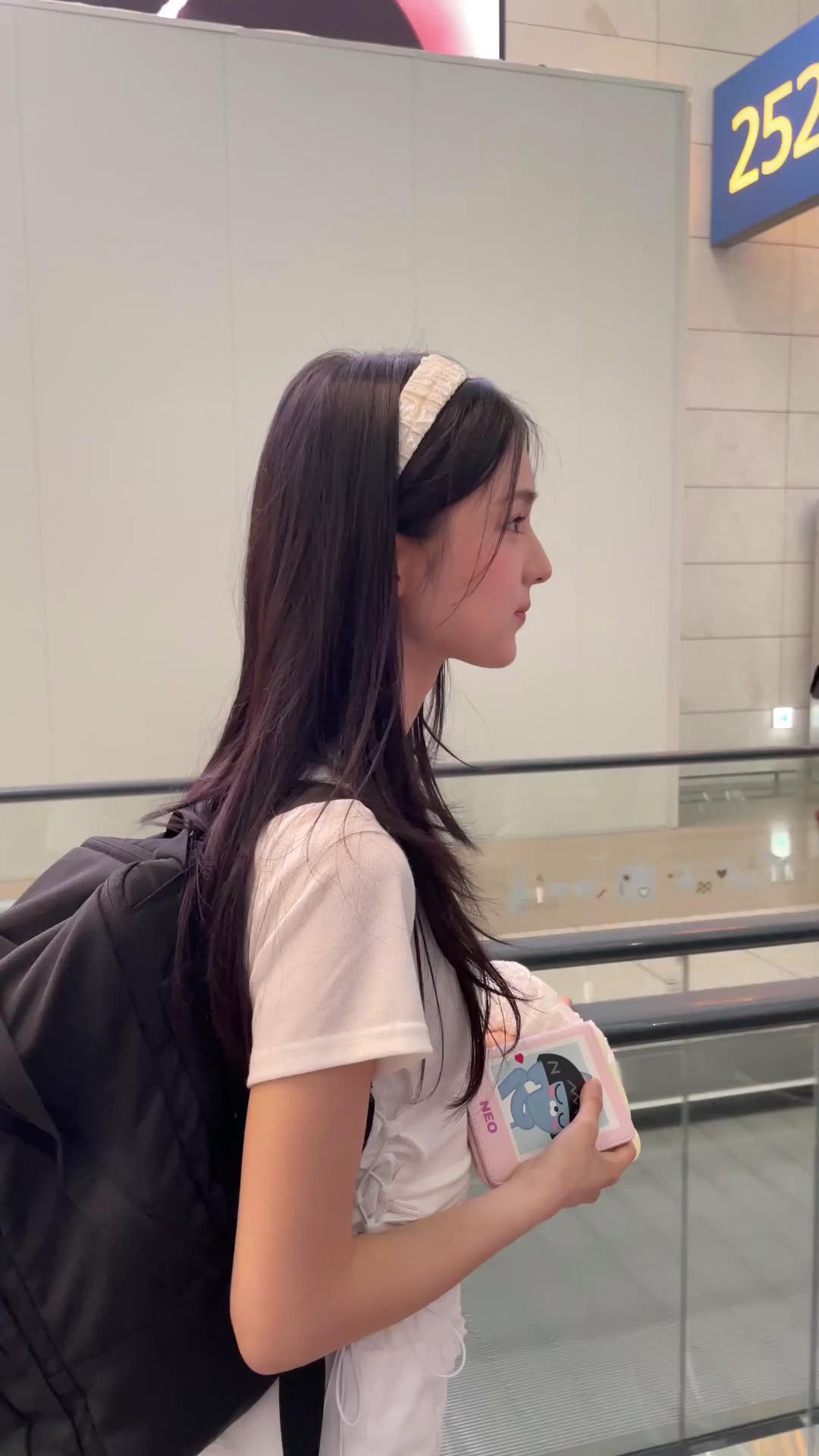 규빈의 여행룩 컬러코드🤍화이트
머리띠부터 신발까지 화이트 코디에 블랙백팩과 볼캡 포인트✔️ 이미지