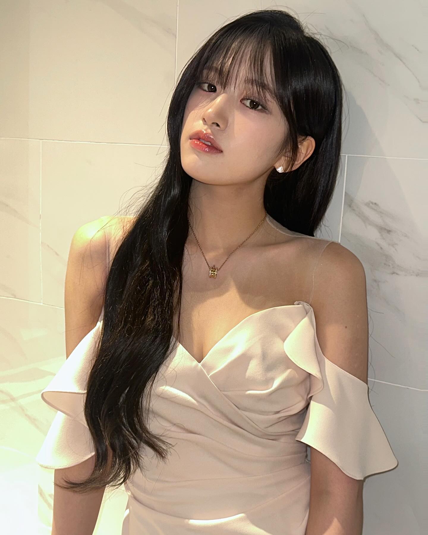셀럽들의 애착 브랜드 목걸이📿✨
브랜드 시그니처 펜던트로 스타일링에 확실한 포인트💎@이뻐

1. 비비안 웨스트우드 ORB 목걸이

2. 불가리 비제로원 네크리스

3. 에르메스 팝아슈

4. 반클리프 아펠 빈티지 알함브라 펜던트 이미지3