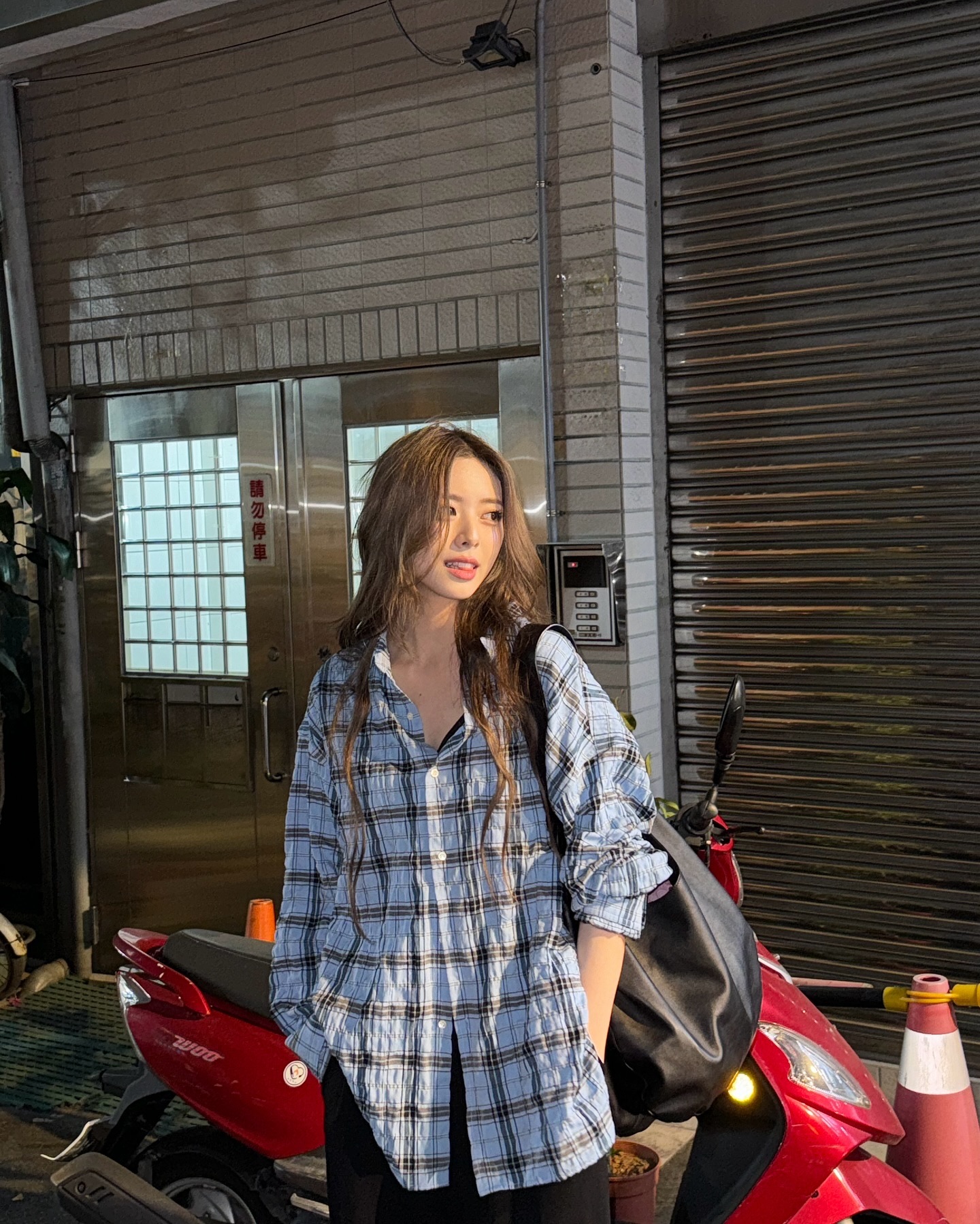 꾸안꾸 블루 체크셔츠로 청량 포인트🩵 이미지