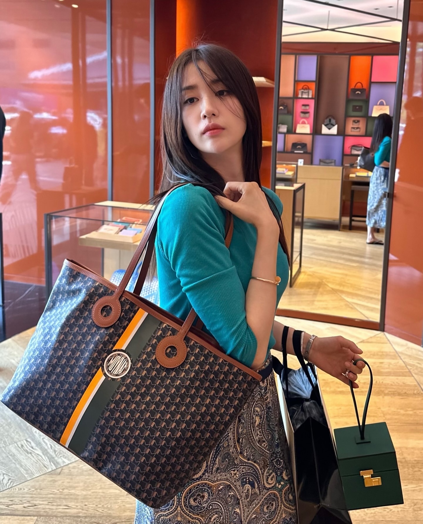 셀럽들의 모노그램 포인트 빅백✨
브랜드만의 헤리티지가 담겨 우아함🤍 고급진 백 브랜드 추천

1. 기은세, 채정안: 루이 비통

2. 박하선, 이보영: 모이나

3. 손태영: 고야드

4. 손연재: 셀린느 이미지