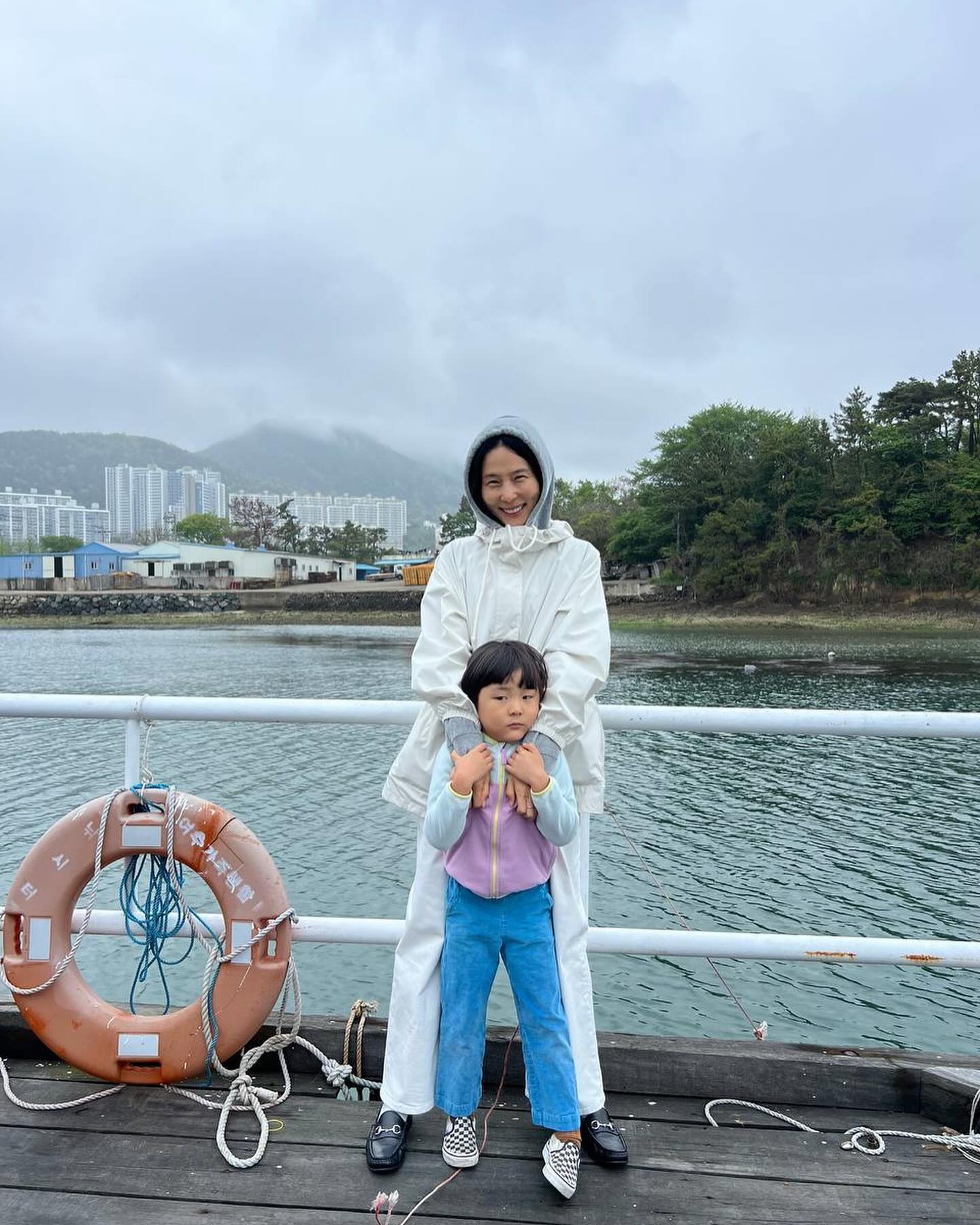 비 오는 날이 기다려져요!☔️🌧️ 
셀럽들의 레인코트 코디모음.zip🕵🏻‍♀️ 이미지6