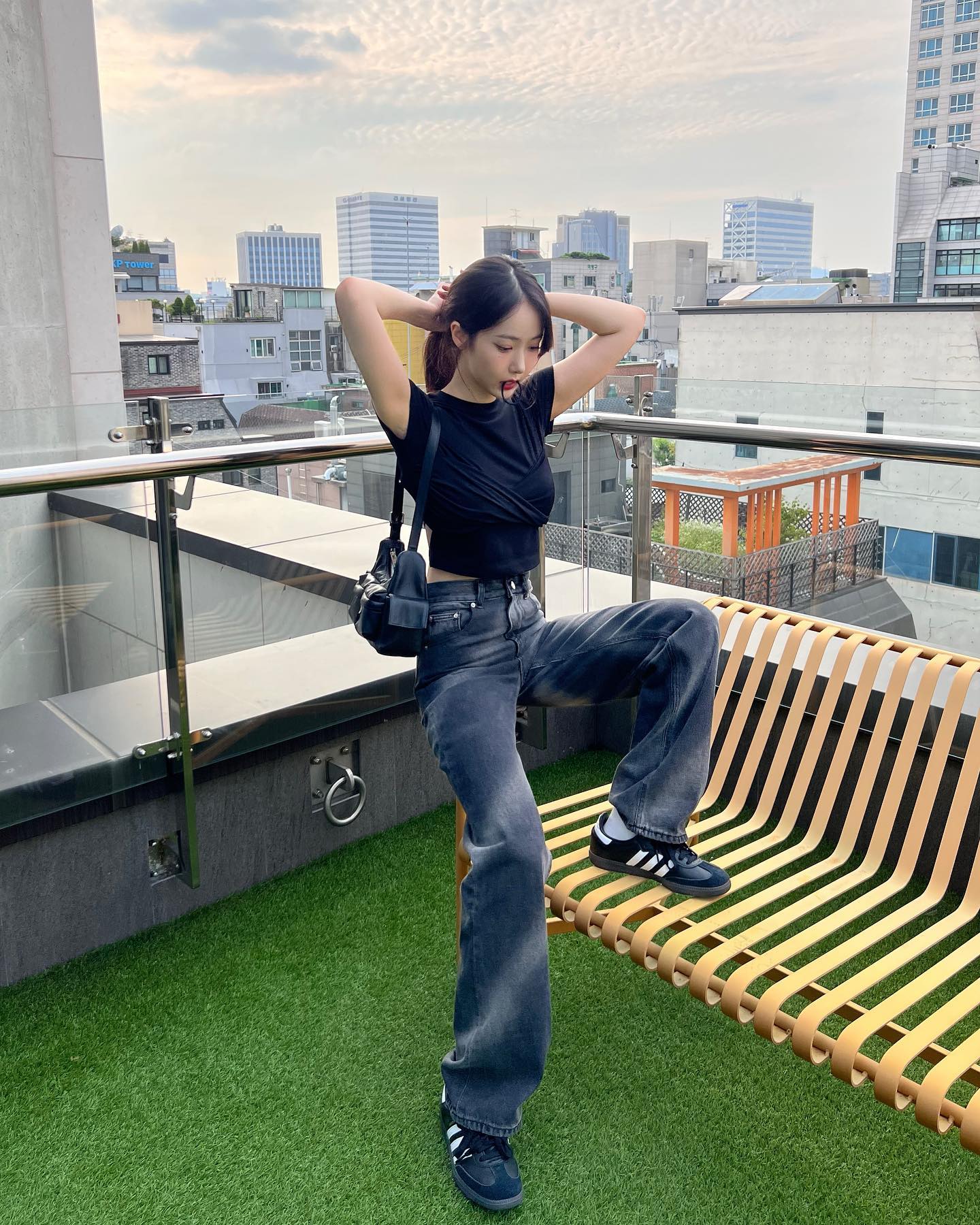 블랙 크롭 반팔티의 시크한 맛☑️ 이미지3