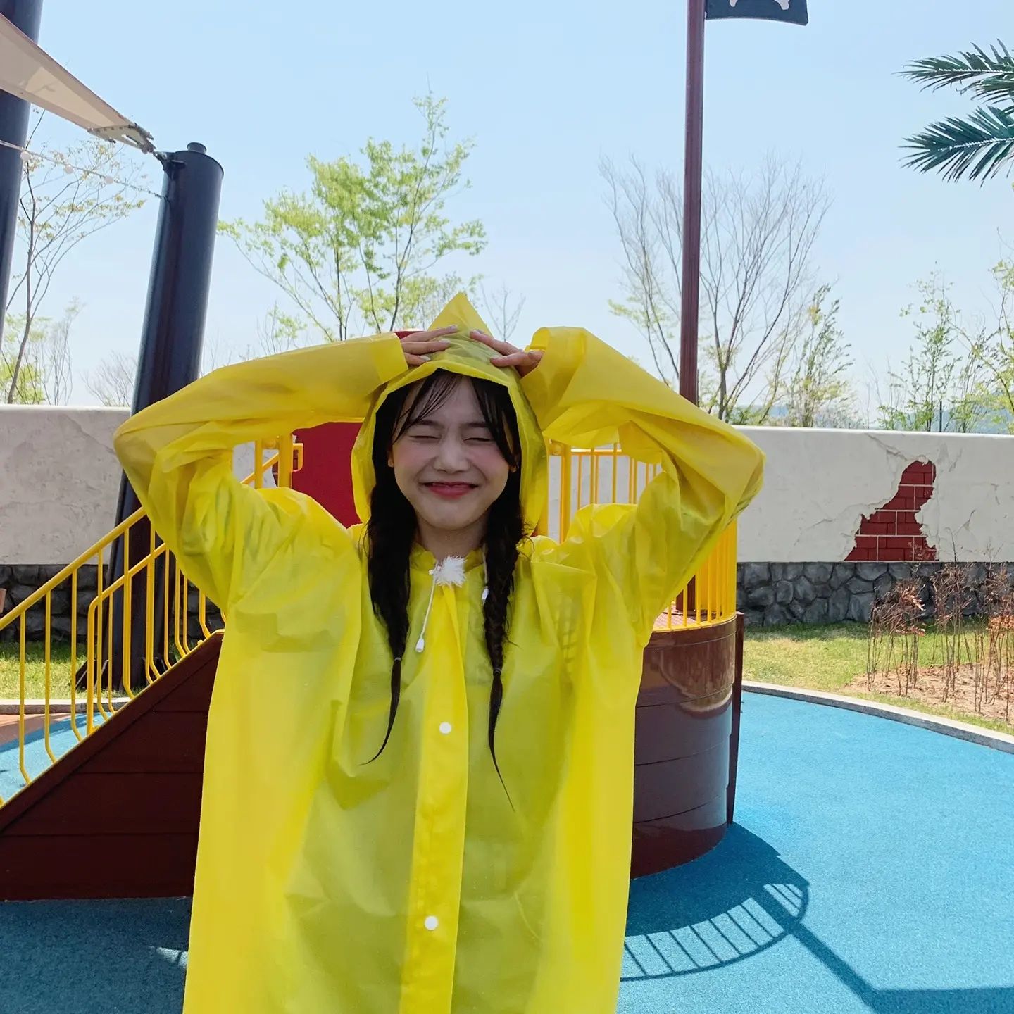 비 오는 날이 기다려져요!☔️🌧️ 
셀럽들의 레인코트 코디모음.zip🕵🏻‍♀️ 이미지4