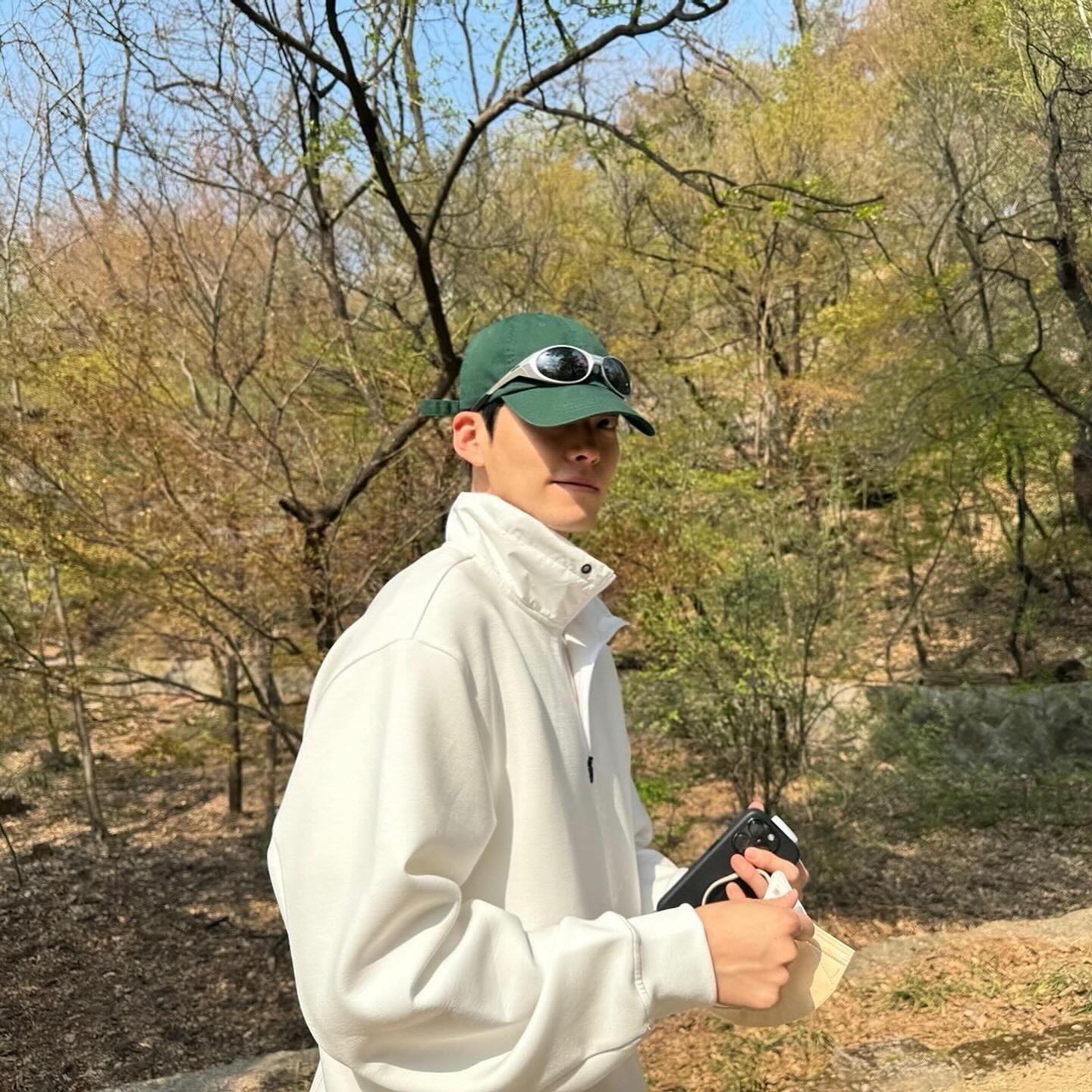 선글라스는 머리 위로 올리는게 제맛😎 이미지