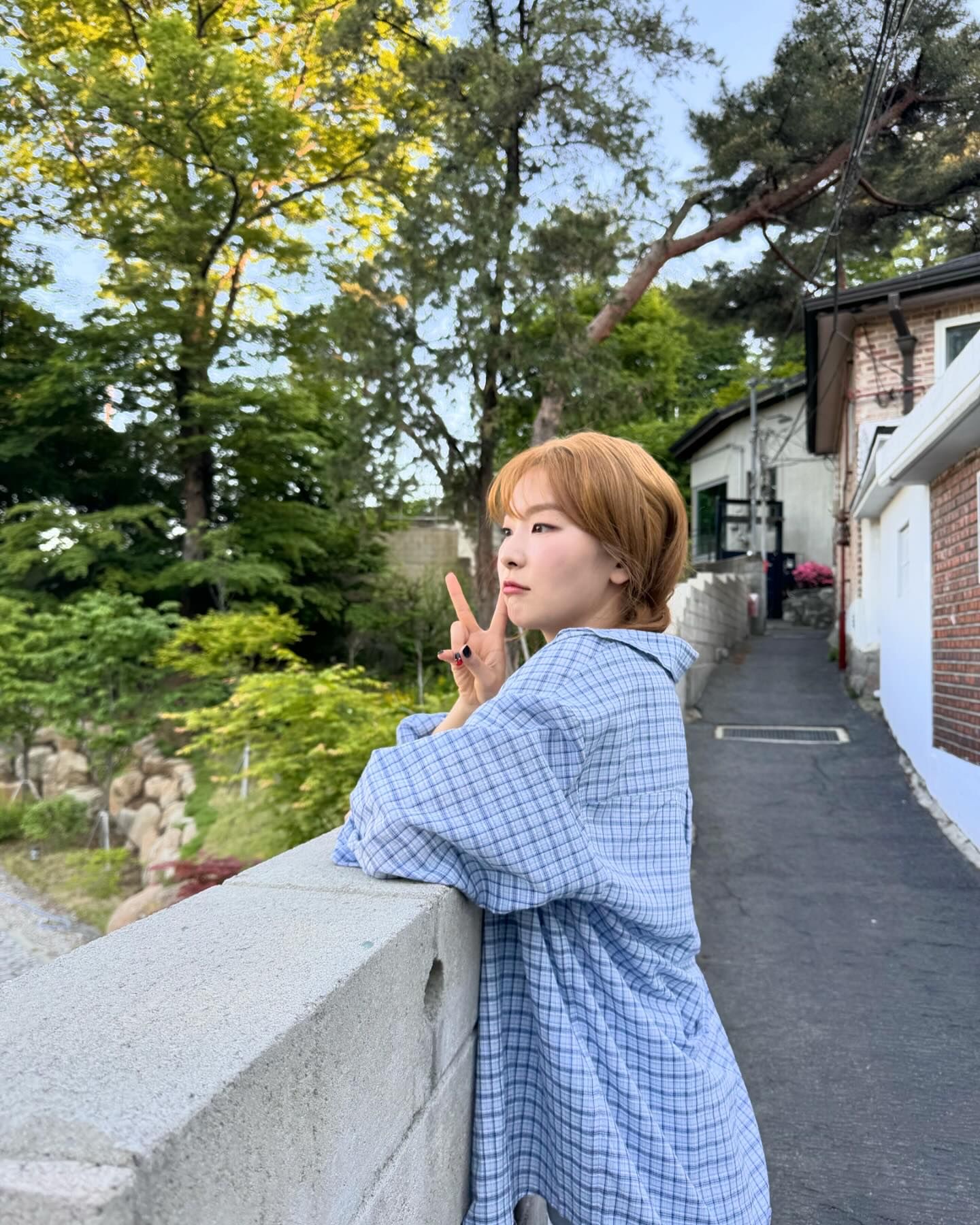 꾸안꾸 블루 체크셔츠로 청량 포인트🩵 이미지4