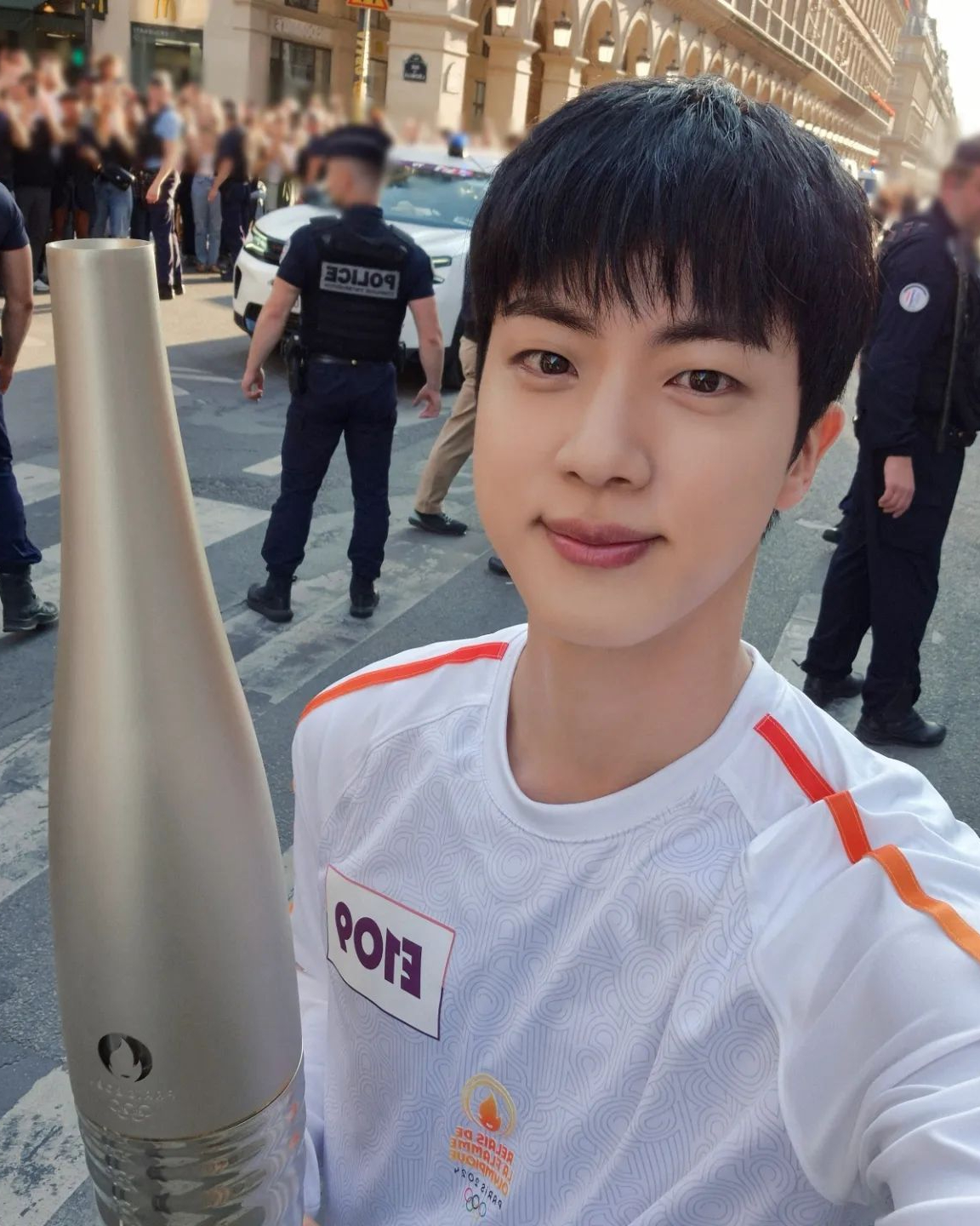 진의 성화 봉송 현장이 공개된다👀

채널A 예능 프로그램 ’선 넘은 패밀리’에서 방탄소년단 진의 성화 봉송 현장이 공개됩니다. 오늘(26일) 방송되는 회차에서는 올림픽을 겨냥한 파리 투어 꿀팁과 파비앙이 추천하는 찐 맛집 정보가 소개되는데요. 성화 봉송 현장을 찾은 김해나X알렉스 커플이 진의 성화 봉송 모습을 포착해 당시 생생한 현지의 열기를 느끼게 할 예정입니다. 이미지