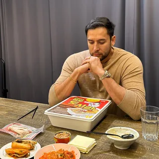 수염 기를지 말지 고민중🧔🏻🥸 이미지