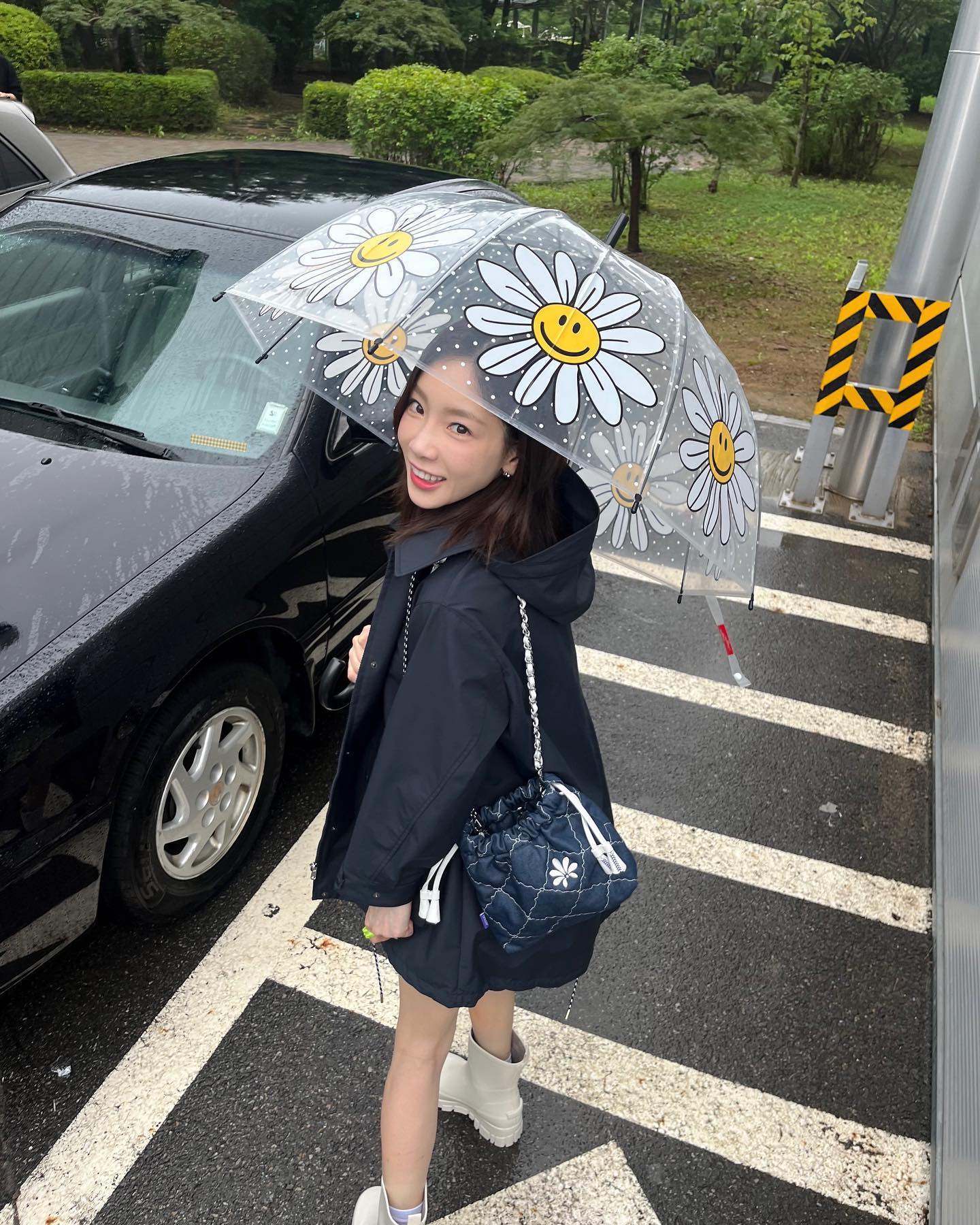 비 오는 날이 기다려져요!☔️🌧️ 
셀럽들의 레인코트 코디모음.zip🕵🏻‍♀️ 이미지