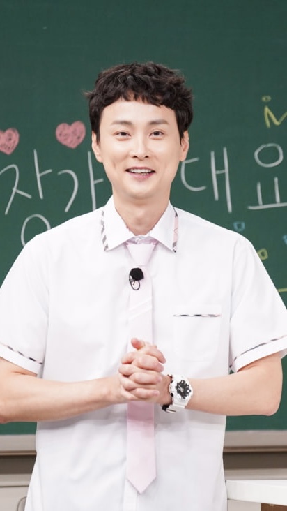 아형 춤짱 쌈자가 결혼이라니🏫💍

민경훈이 내일(17일) 방송되는 JTBC ‘아는 형님’에서 결혼 비하인드를 공개합니다. 민경훈은 “여자친구와는 ‘아는 형님’을 매개로 만나 비슷한 취미로 가까워졌다”라며 앞서 ‘방송 종사자’라고 밝힌 아는 형님 PD 출신 예비 신부와의 첫 만남 스토리를 털어놓는데요. 공개된 예고편에는 촬영 현장에 예비 신부를 데리고 나오는 듯한 장면도 함께 담겨 있어 더욱 관심이 집중됐습니다. 이미지