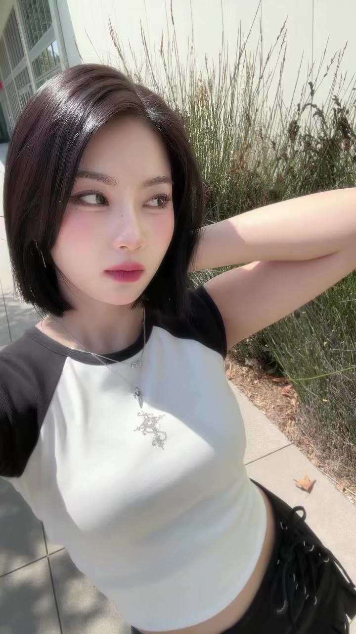 아이사의 뉴헤어스타일💇🏻‍♀️🖤단발
단발하고 더욱 시크해진 얼음공주 아이사🐱🤍@매력넘쳐 이미지