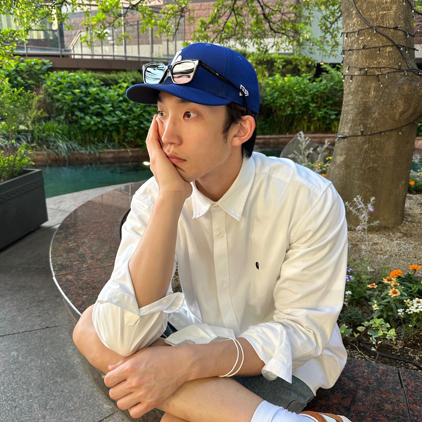 선글라스는 머리 위로 올리는게 제맛😎 이미지"