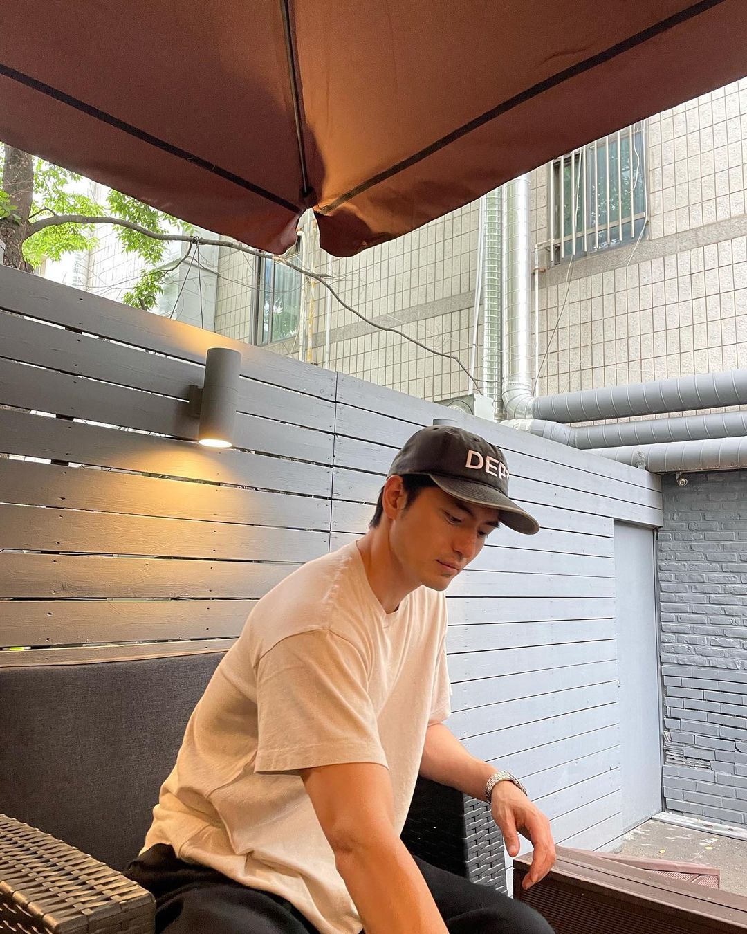 야외 활동엔 볼캡 필수🧢 이미지
