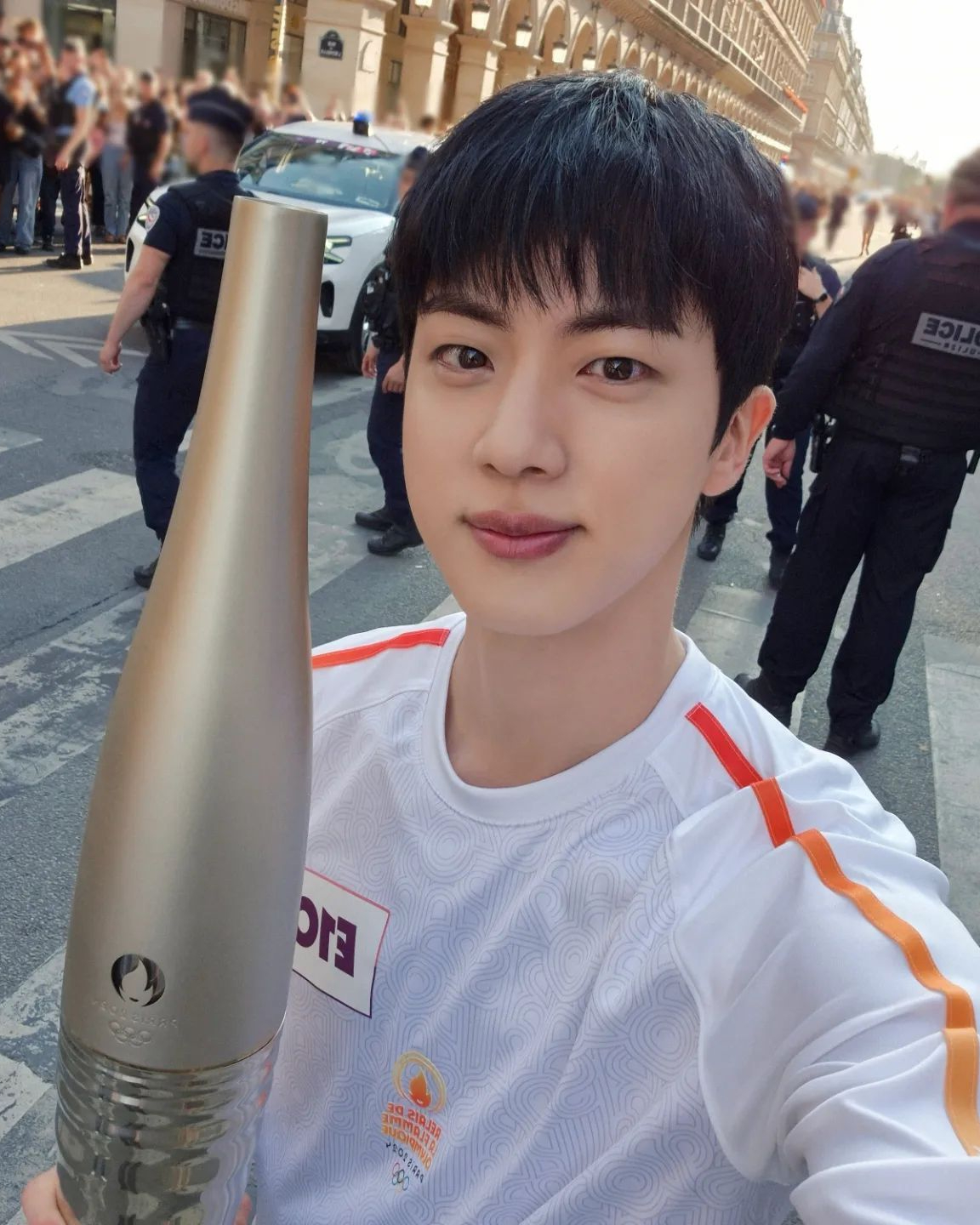 진의 성화 봉송 현장이 공개된다👀

채널A 예능 프로그램 ’선 넘은 패밀리’에서 방탄소년단 진의 성화 봉송 현장이 공개됩니다. 오늘(26일) 방송되는 회차에서는 올림픽을 겨냥한 파리 투어 꿀팁과 파비앙이 추천하는 찐 맛집 정보가 소개되는데요. 성화 봉송 현장을 찾은 김해나X알렉스 커플이 진의 성화 봉송 모습을 포착해 당시 생생한 현지의 열기를 느끼게 할 예정입니다. 이미지4