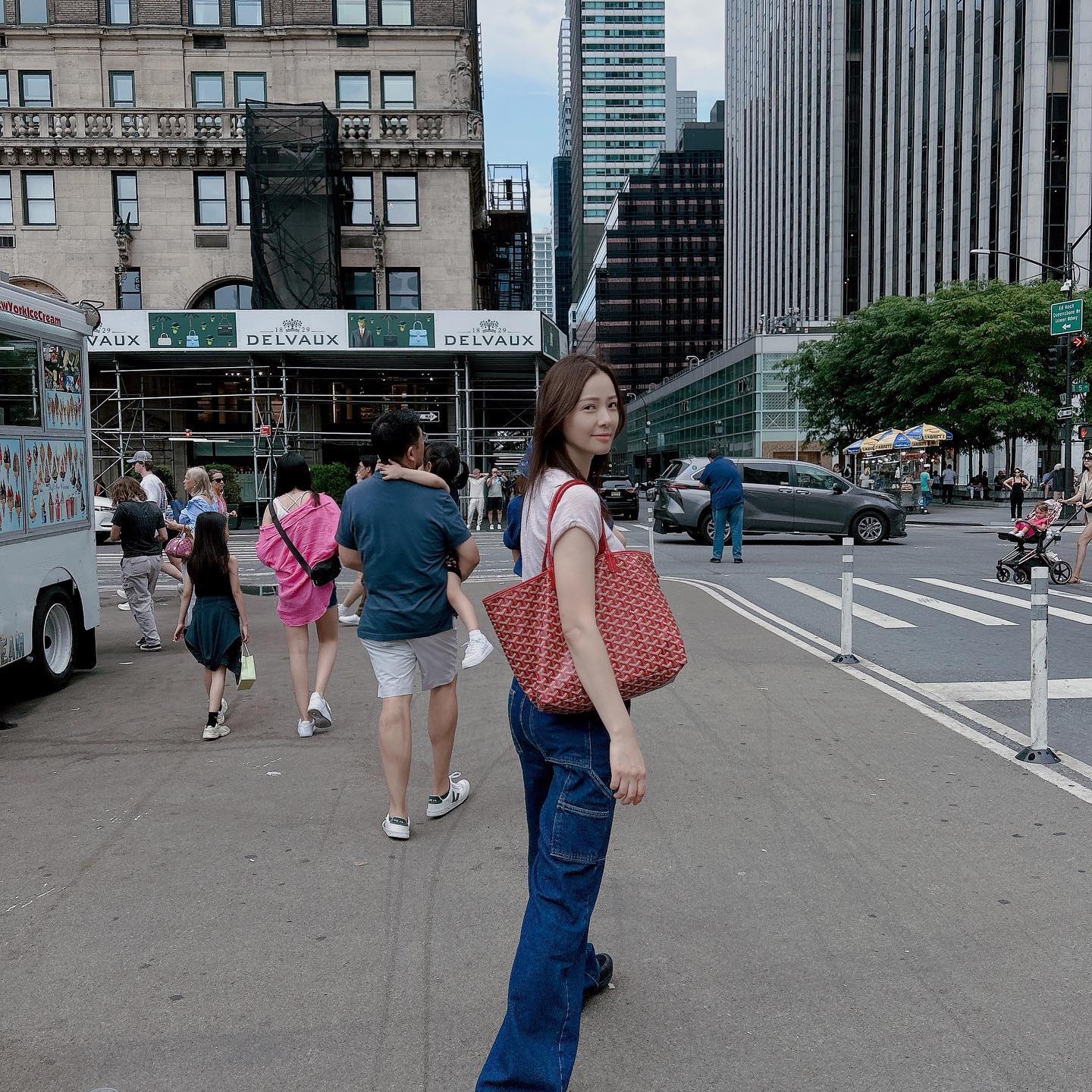 셀럽들의 모노그램 포인트 빅백✨
브랜드만의 헤리티지가 담겨 우아함🤍 고급진 백 브랜드 추천

1. 기은세, 채정안: 루이 비통

2. 박하선, 이보영: 모이나

3. 손태영: 고야드

4. 손연재: 셀린느 이미지5