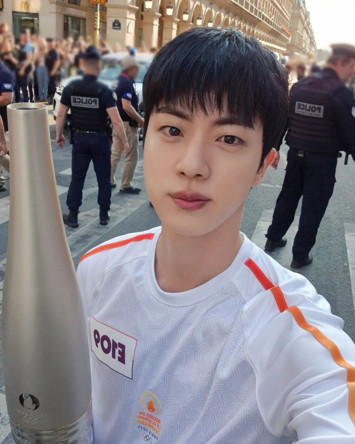 진의 성화 봉송 현장이 공개된다👀

채널A 예능 프로그램 ’선 넘은 패밀리’에서 방탄소년단 진의 성화 봉송 현장이 공개됩니다. 오늘(26일) 방송되는 회차에서는 올림픽을 겨냥한 파리 투어 꿀팁과 파비앙이 추천하는 찐 맛집 정보가 소개되는데요. 성화 봉송 현장을 찾은 김해나X알렉스 커플이 진의 성화 봉송 모습을 포착해 당시 생생한 현지의 열기를 느끼게 할 예정입니다. 이미지2